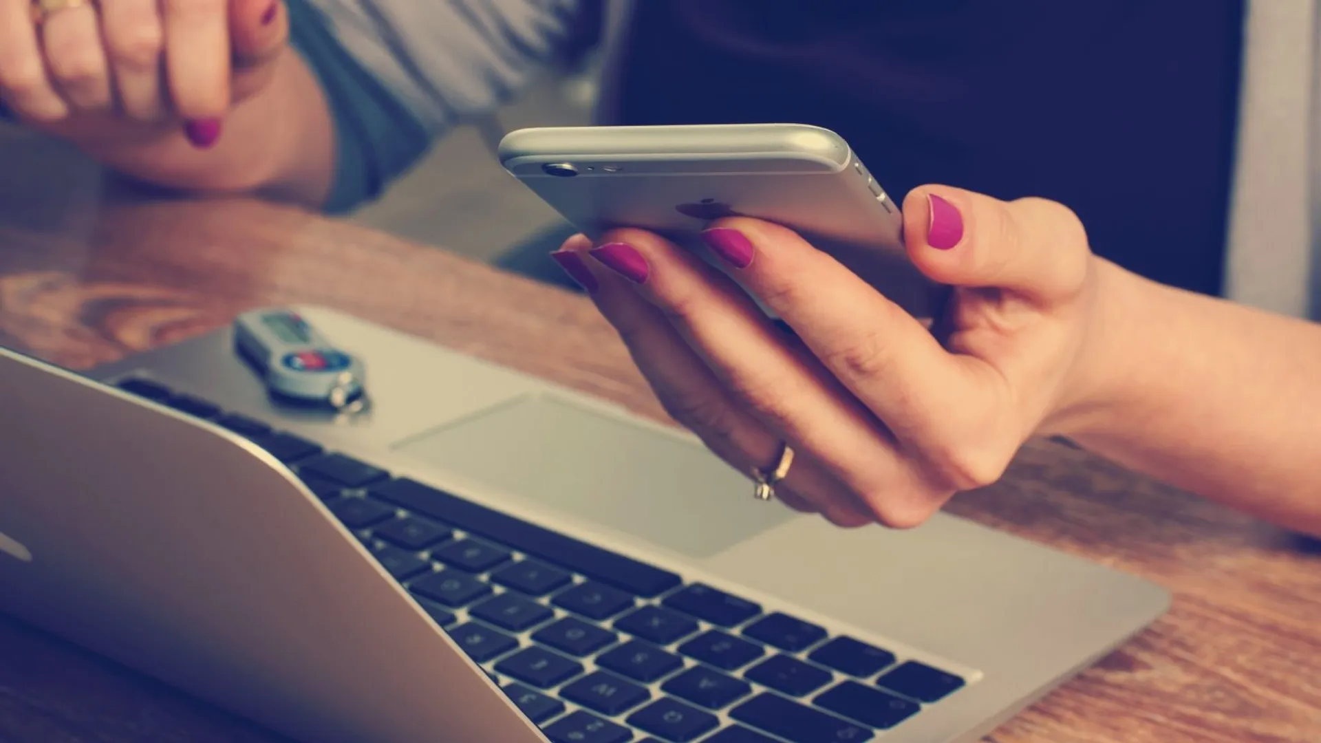Laptop, telefon