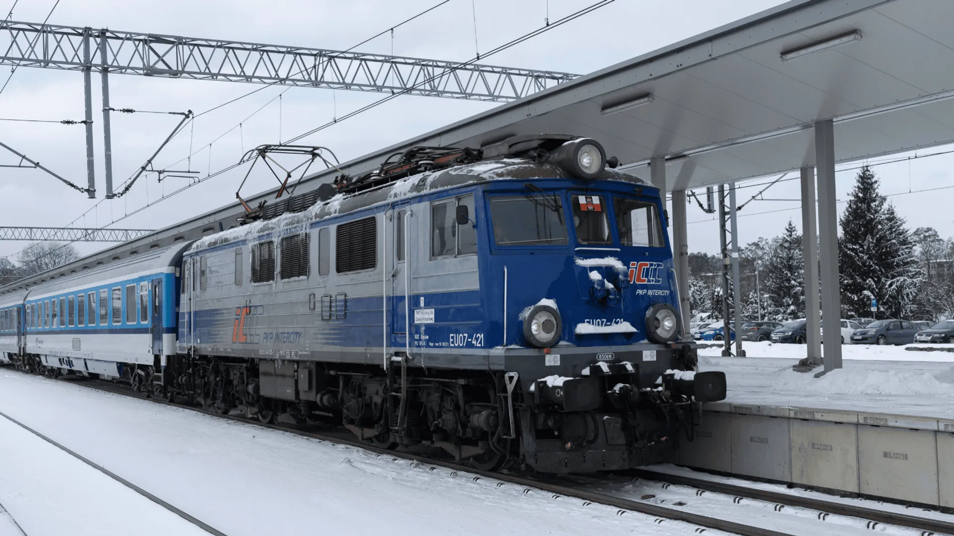 Tragiczny poranek na torach: Poważne utrudnienia na trasie do Poznania