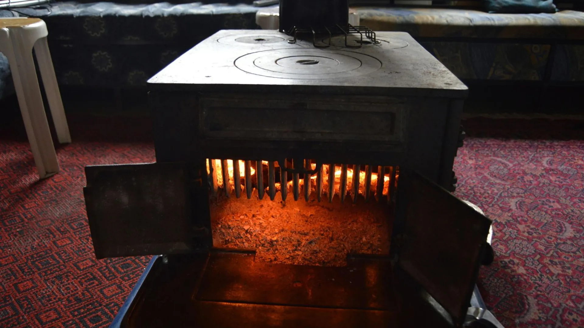 Makabra pod Łodzią. Mężczyzna z głową w podajniku do pieca