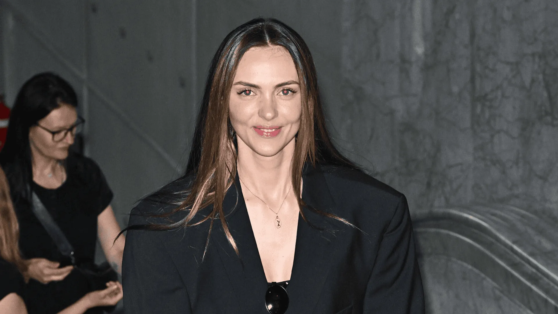 Marcela Leszczak w czarnej stylizacji