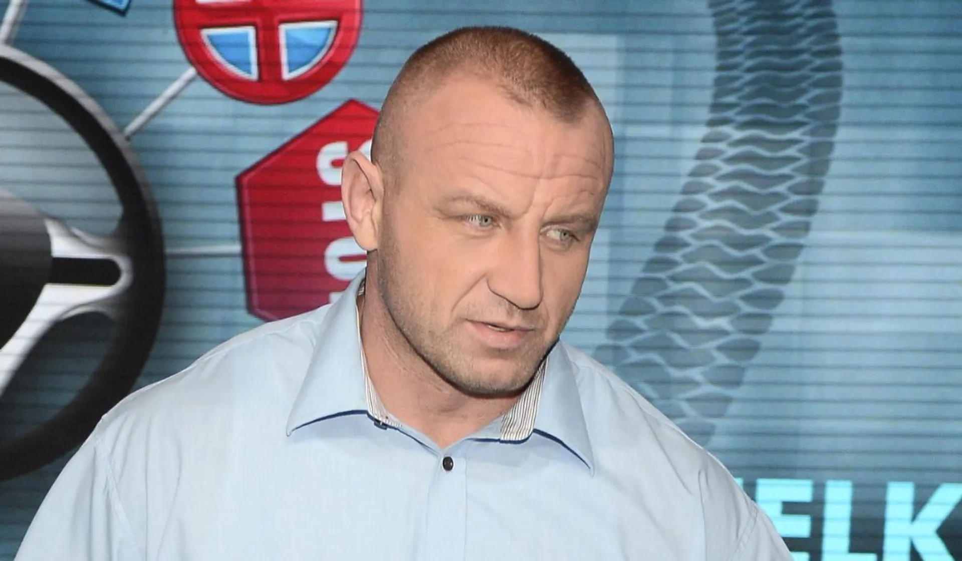 Mariusz Pudzianowski  w niebieskiej koszuli