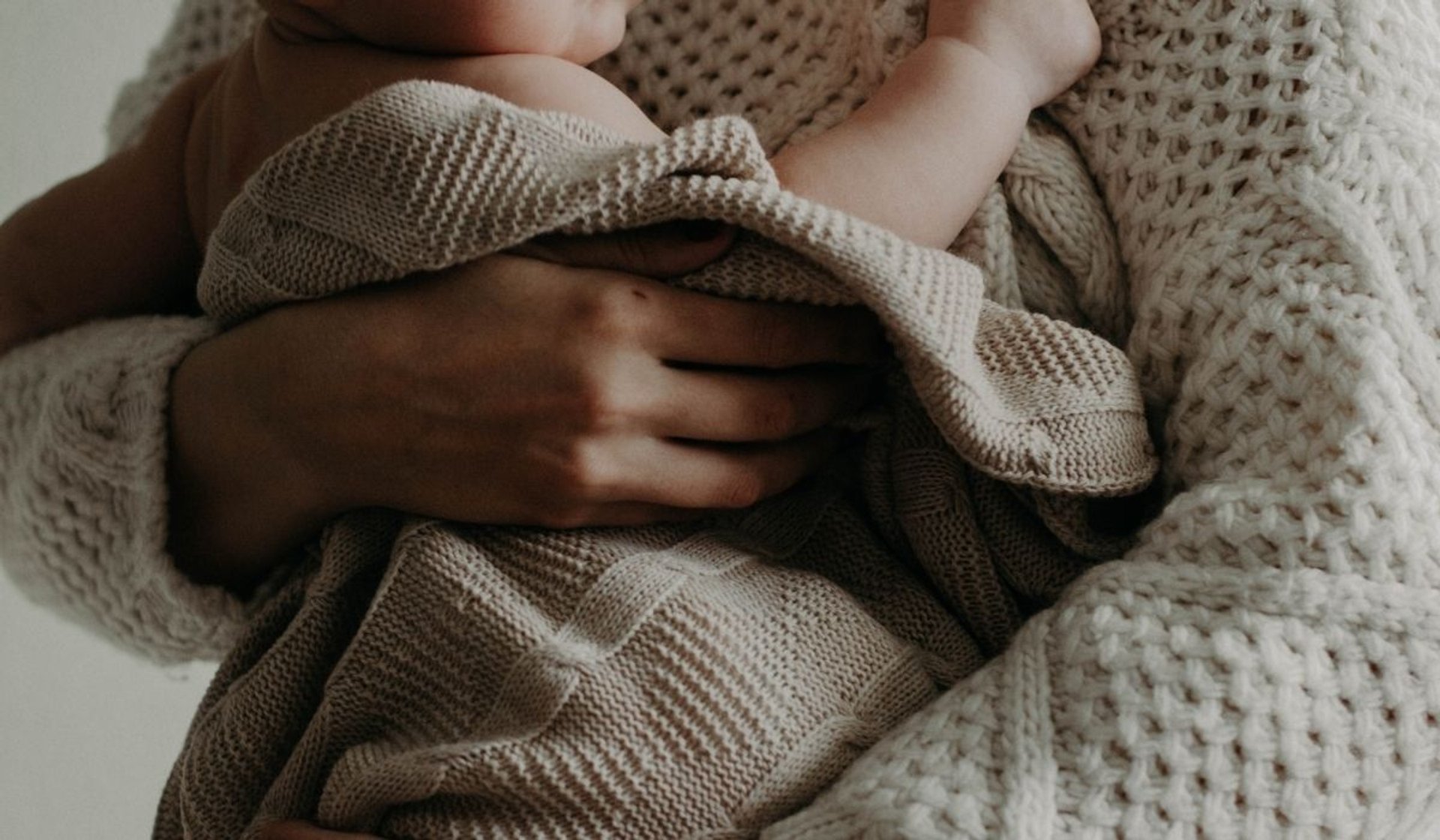 Matki bardziej kochają ładne dzieci? Naukowcy wyjaśniają | Lelum
