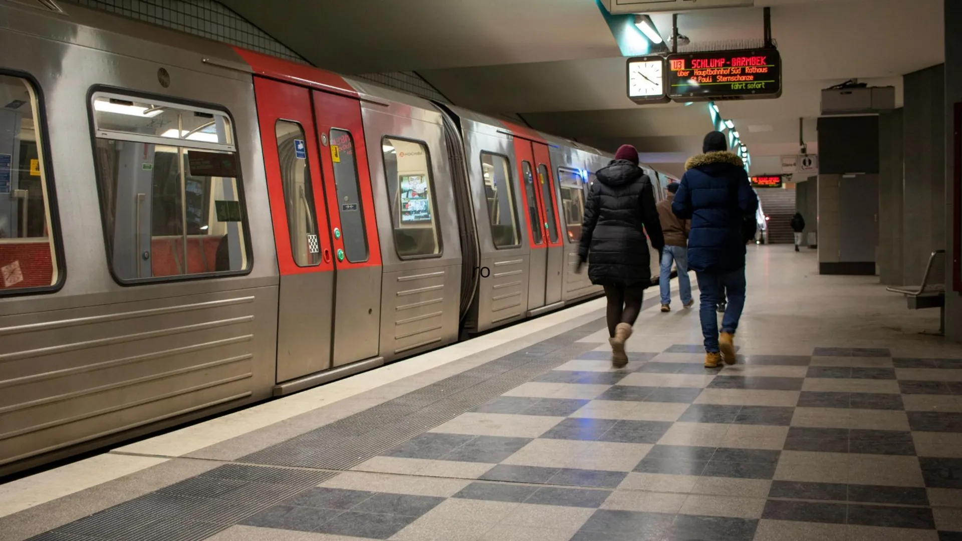 Noc grozy w warszawskim metrze. Zamaskowani napastnicy uderzyli na stacji i sparaliżowali skład