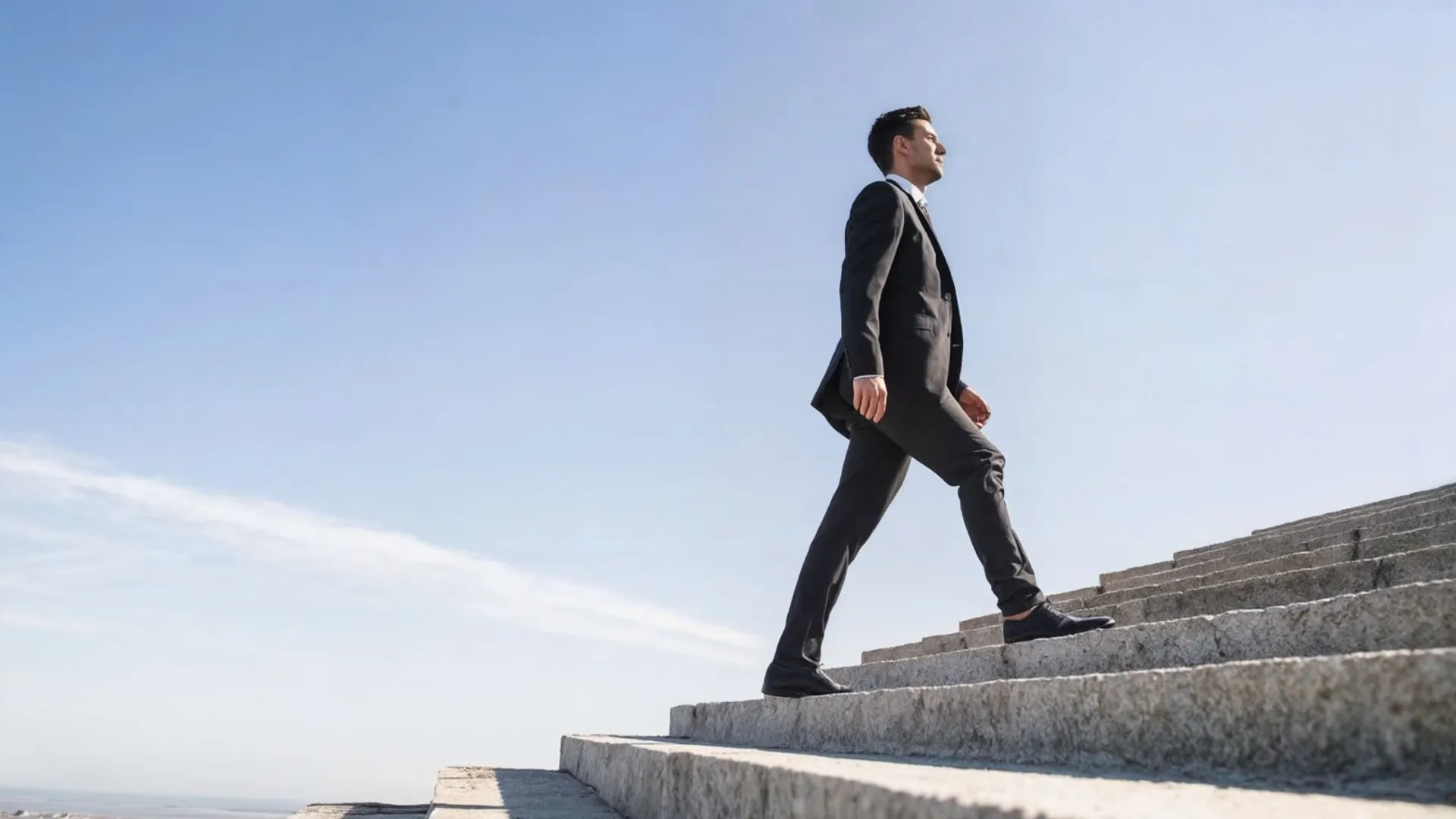 Mężczyzna wchodzący po schodach