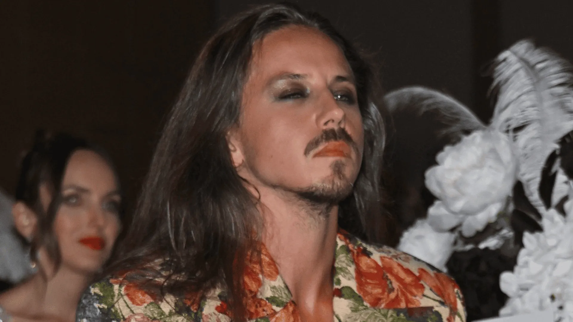Michał Szpak z obrażoną miną w kolorowej koszuli