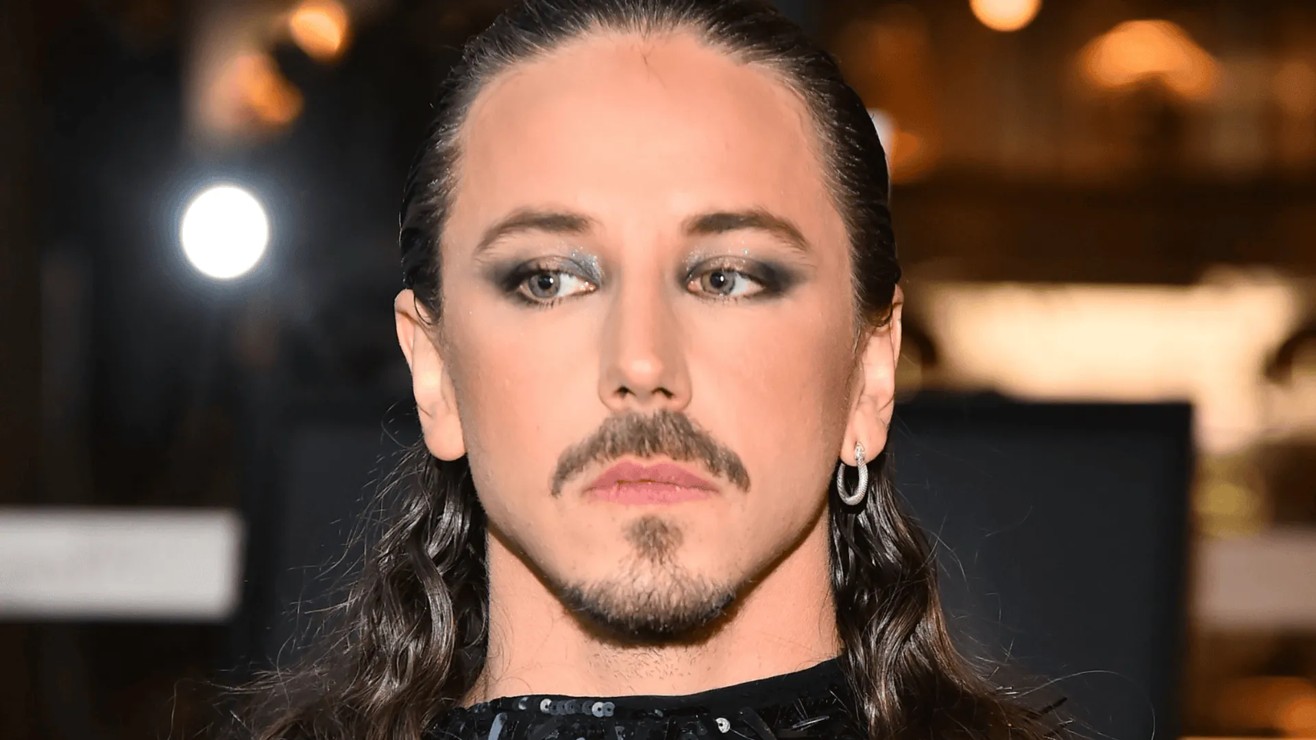 Michał Szpak z włosami do tyłu i smutną miną