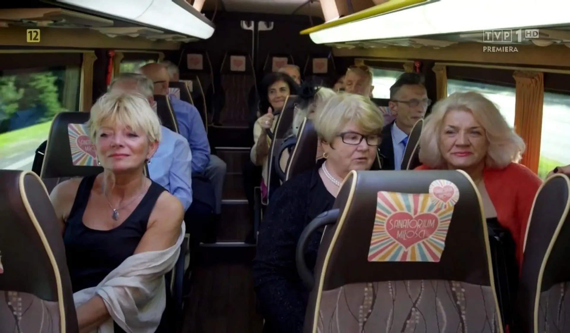 seniorzy w autobusie