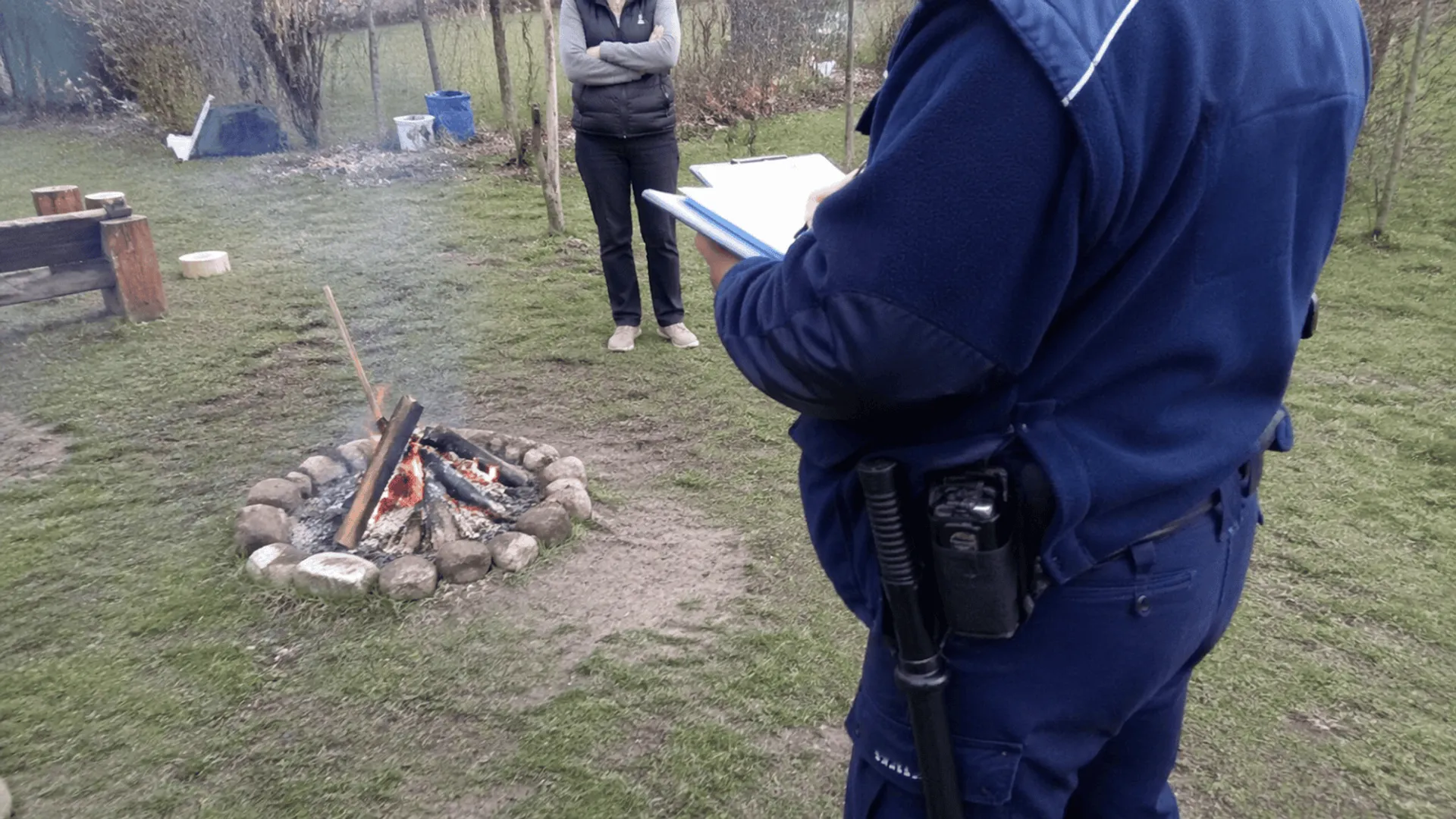 Nawet 5000 zł mandatu za ognisko na działce w 2026 fot. Gemini