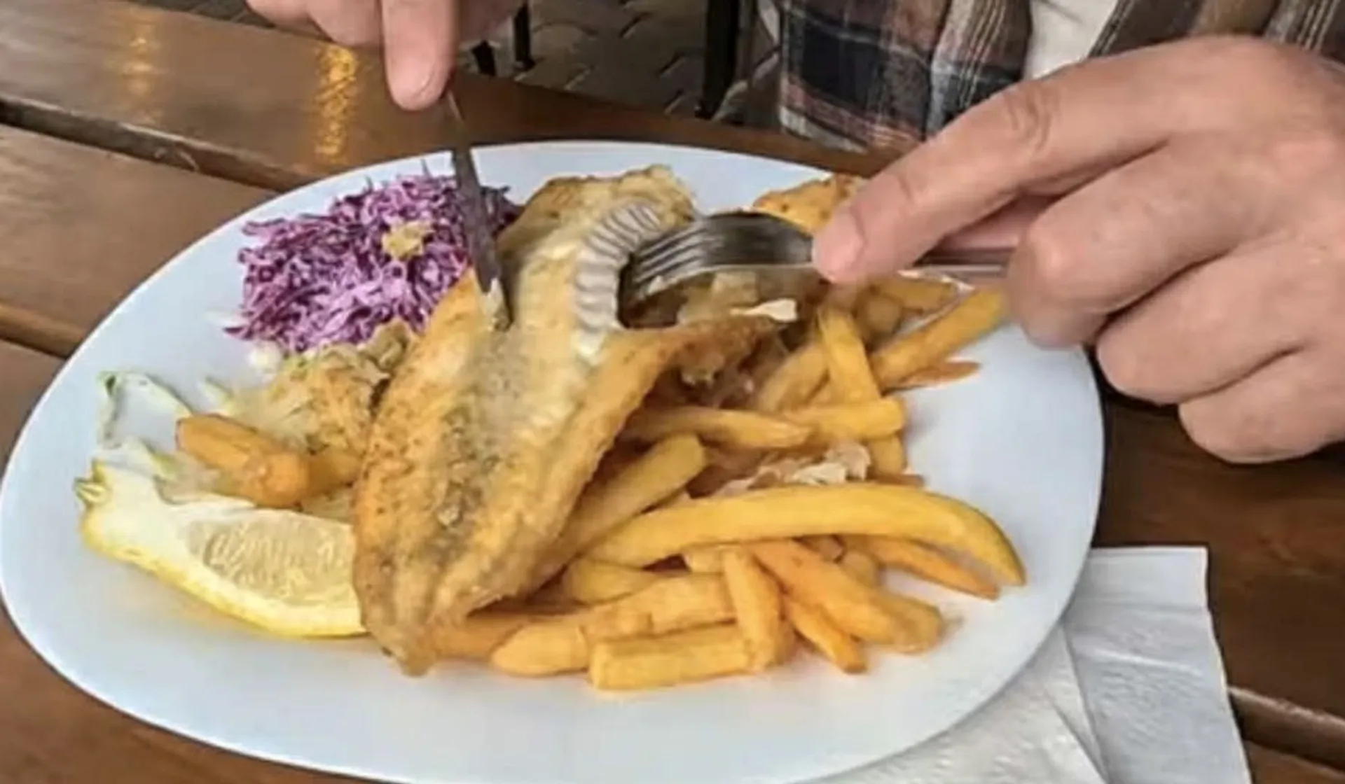 Ryba z frytkami i surówką