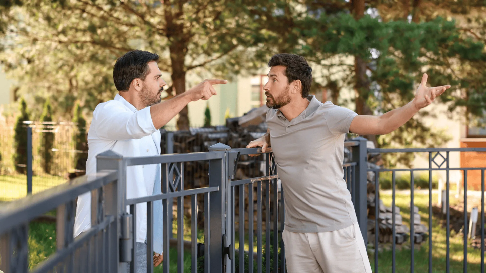 Ogrodzenie na działce sąsiada fot. Gemini