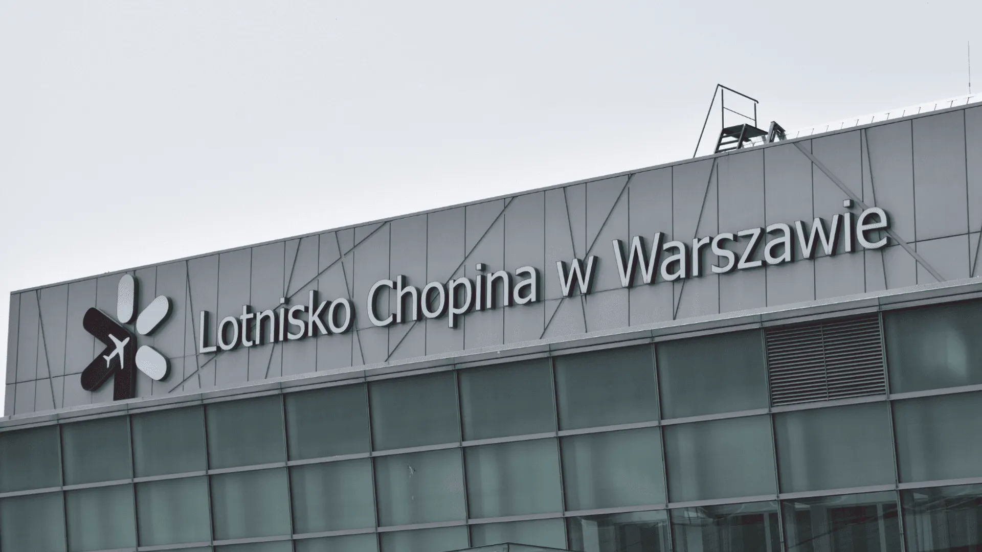 Ewakuacja na Lotnisku Chopina. Służby w akcji, duże utrudnienia dla podróżnych