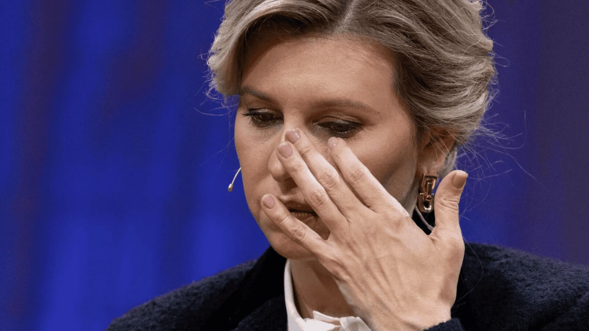 Ołena Zełeńska zakrywa twarz dłonią