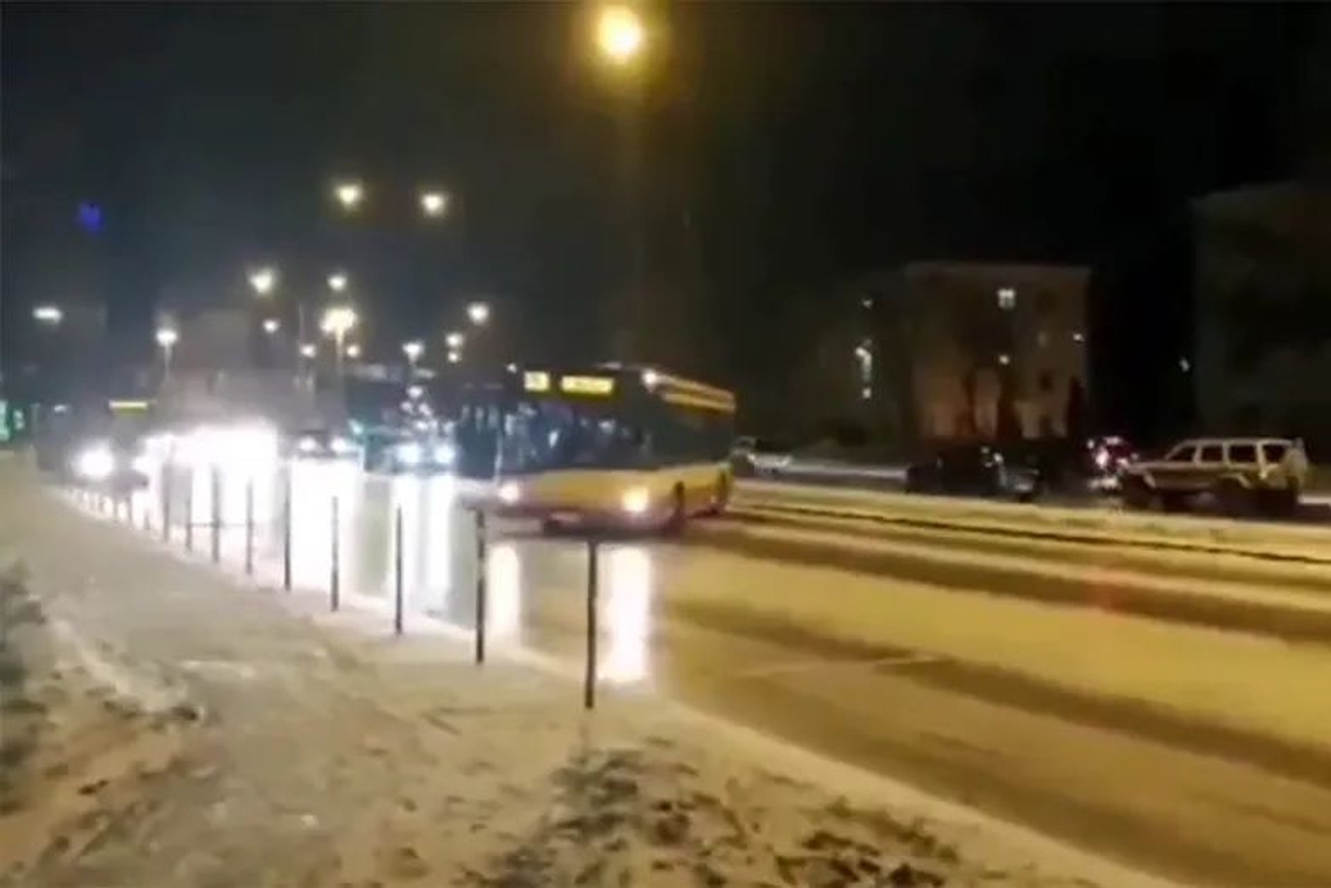 Łódź. Autobus jechał bokiem. Nagranie podbija Internet