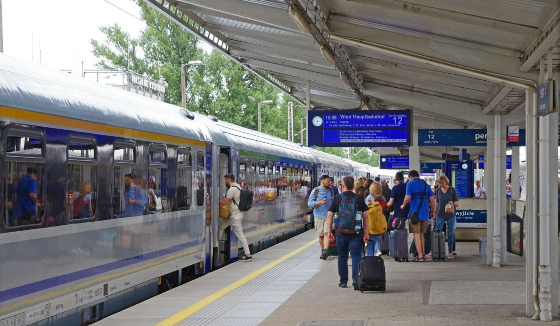 Pociąg na stacji w Warszawie (zdjęcie poglądowe)