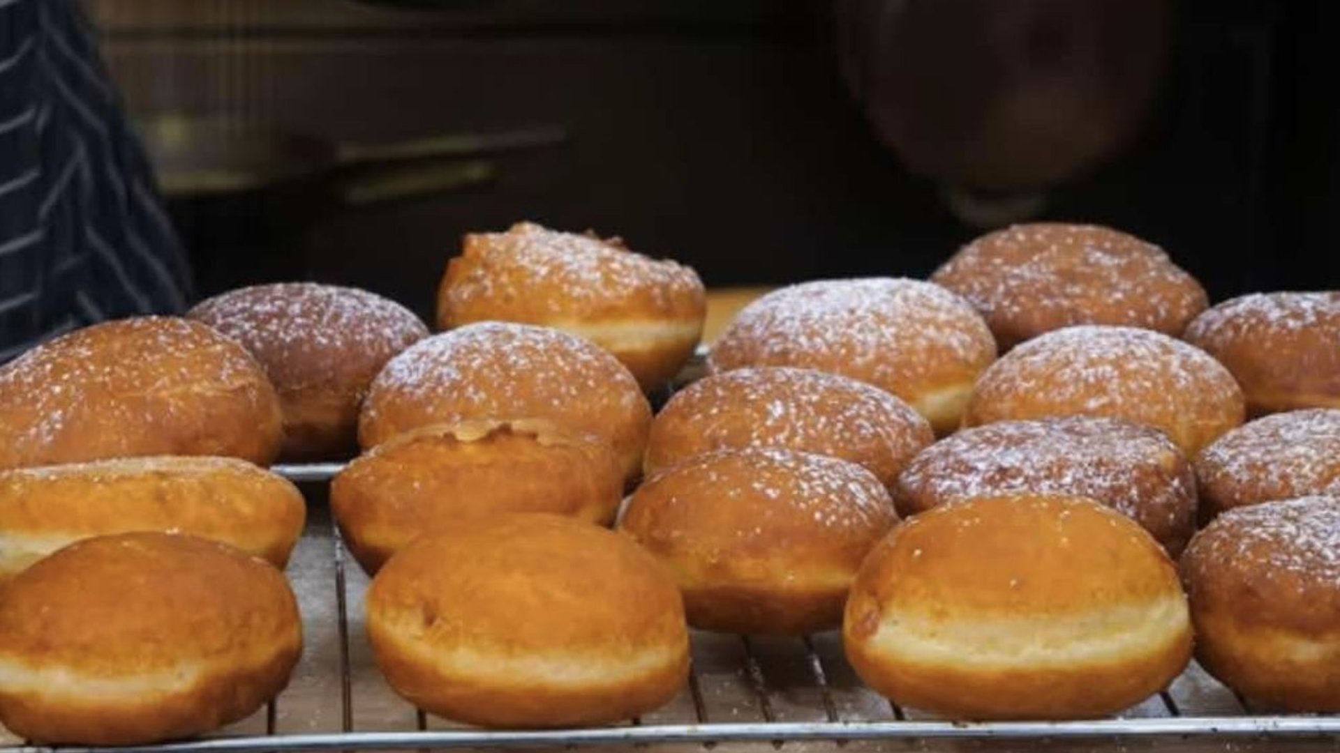 Pyszne pączki posypane cukrem pudrem