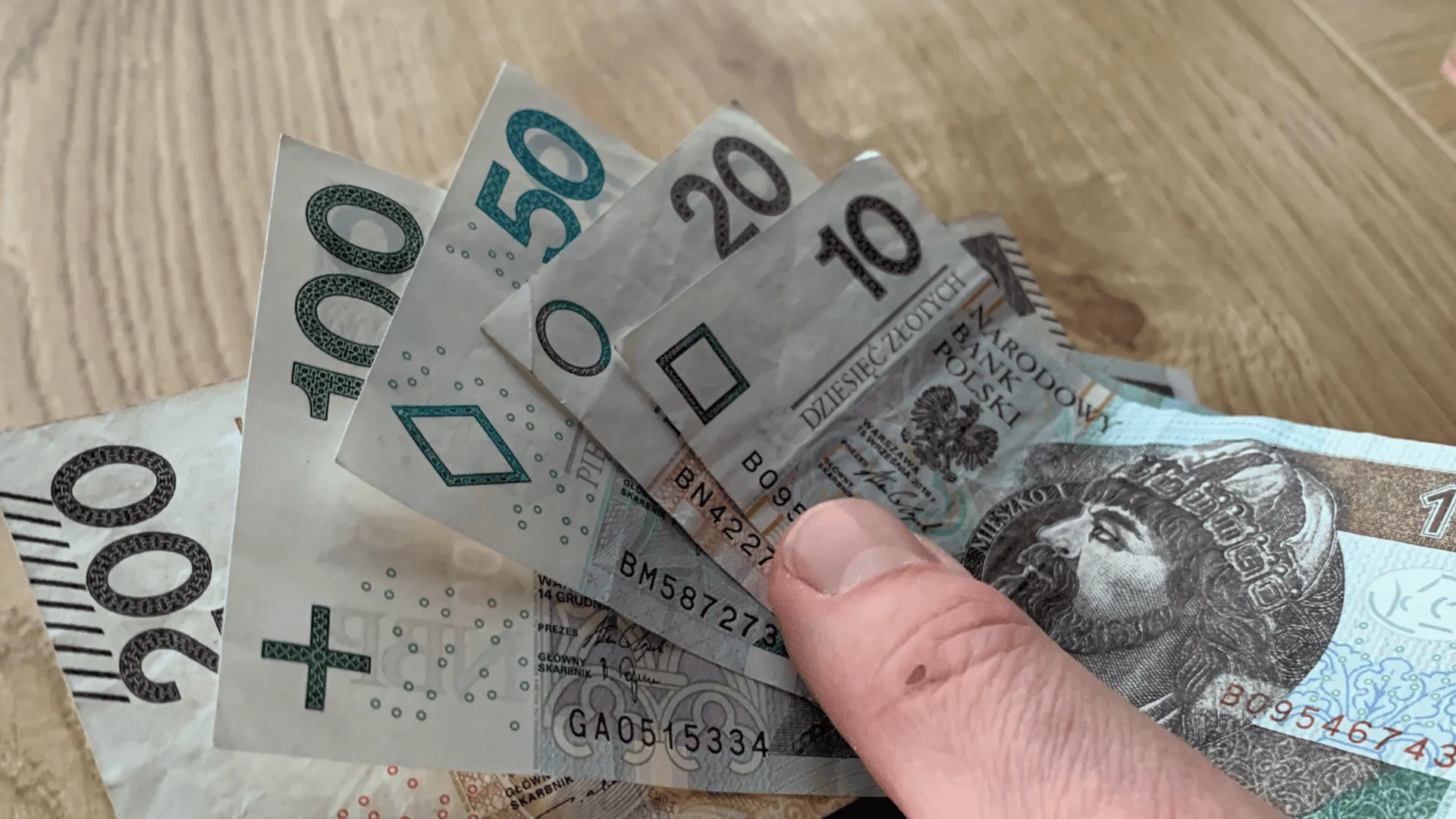 Przelewy już niedługo trafią do Polek i Polaków. ZUS prześle 800 złotych "wyrównania"