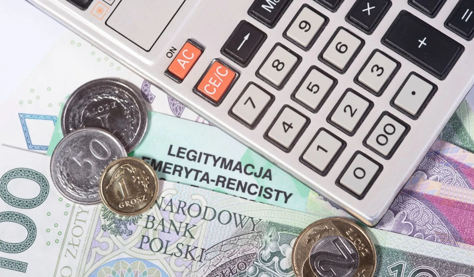 Pieniądze, kalkulator, legitymacja rencisty