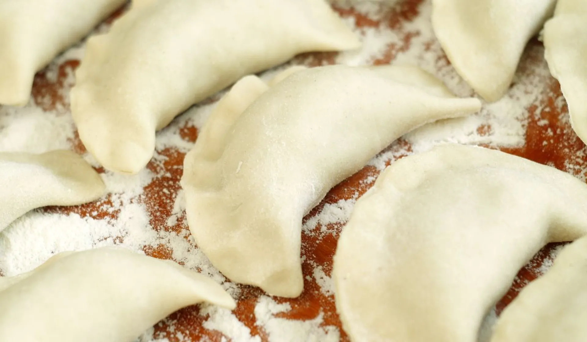 Surowe pierogi tuż przed ugotowaniem