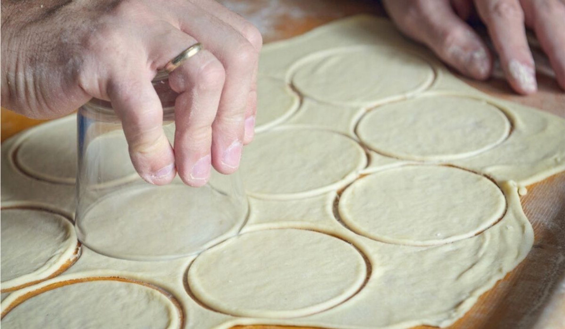 Ciasto na pierogi podczas wycinania z niego kółek