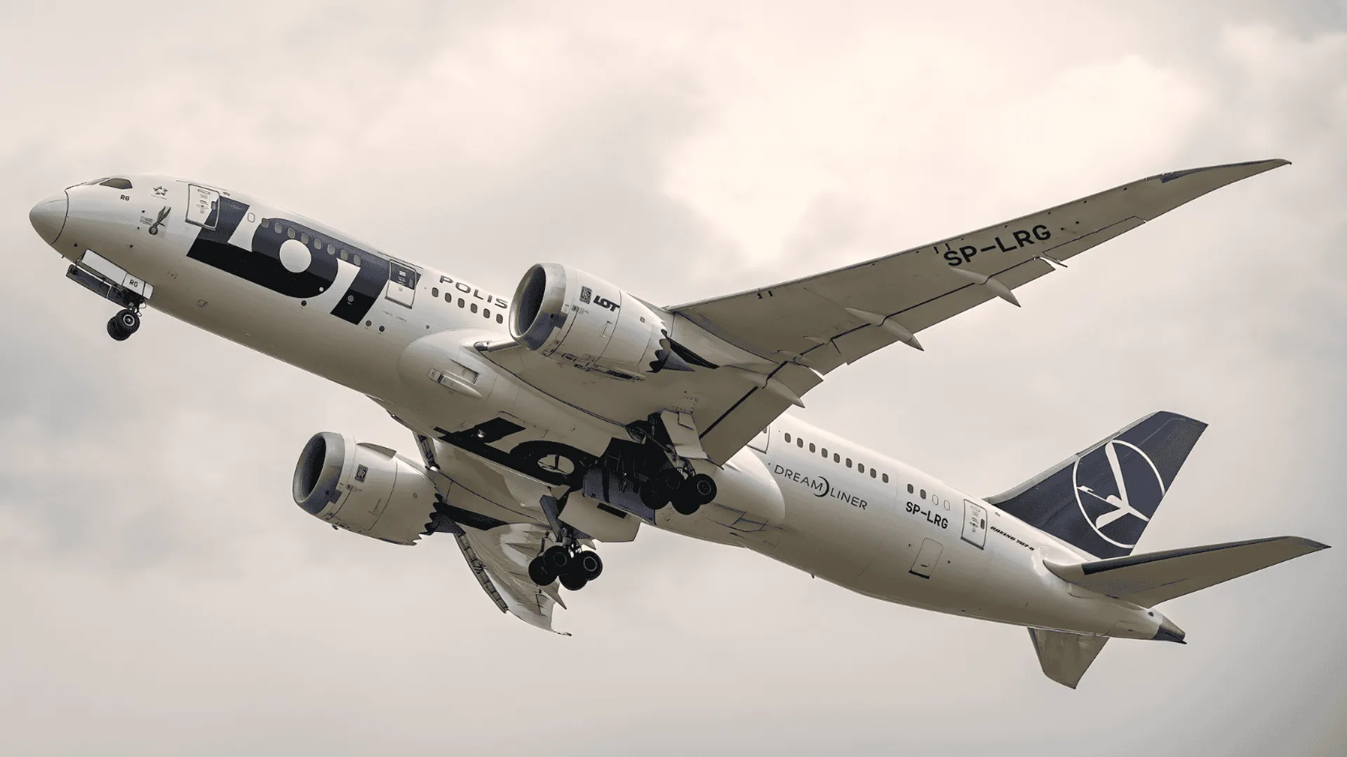 Samolot LOT-u pilnie zawrócony do Warszawy. Jest komunikat