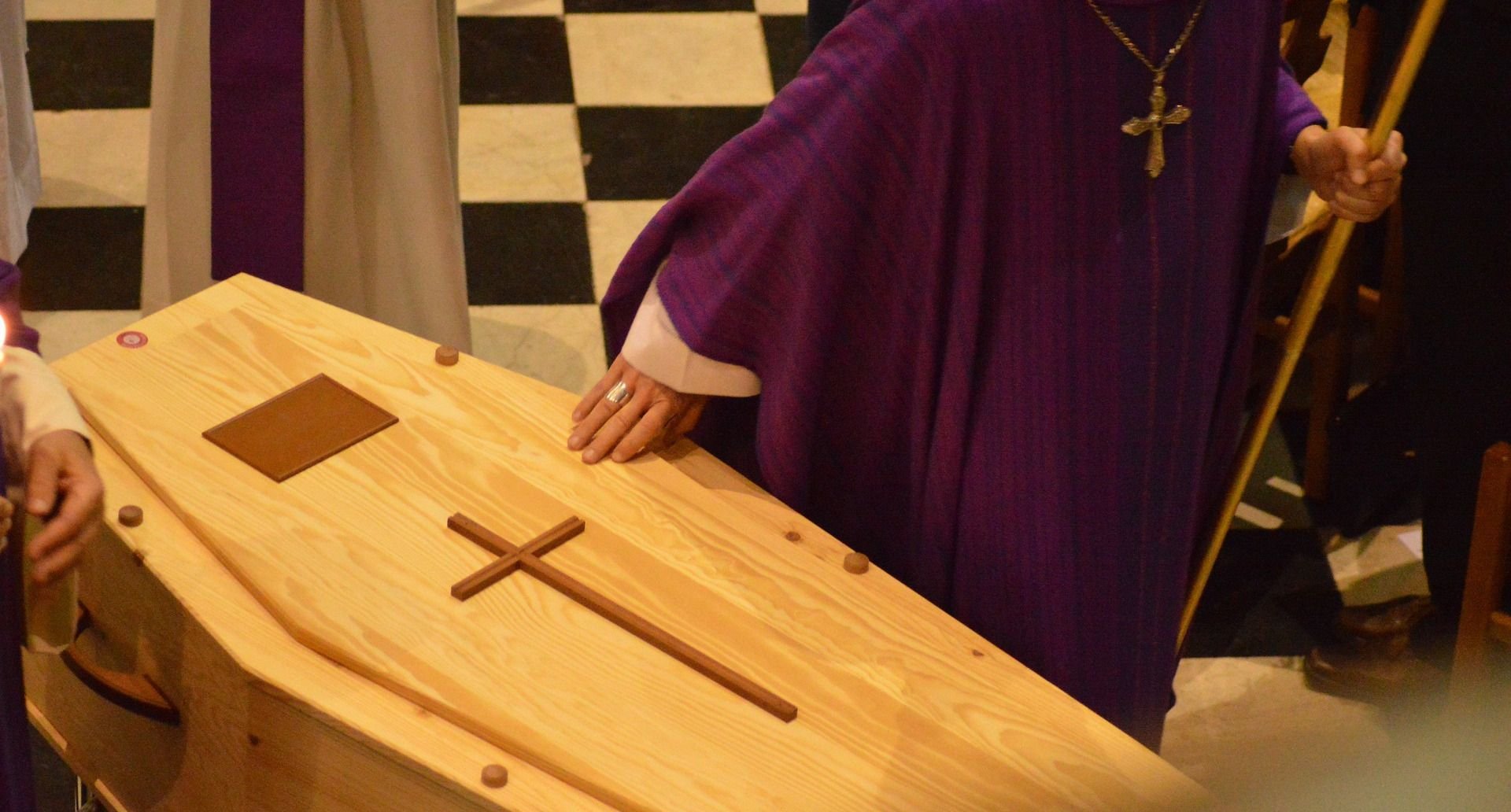 Awantura podczas pogrzebu. Wściekły mężczyzna złapał za telefon i zadzwonił do kardynała