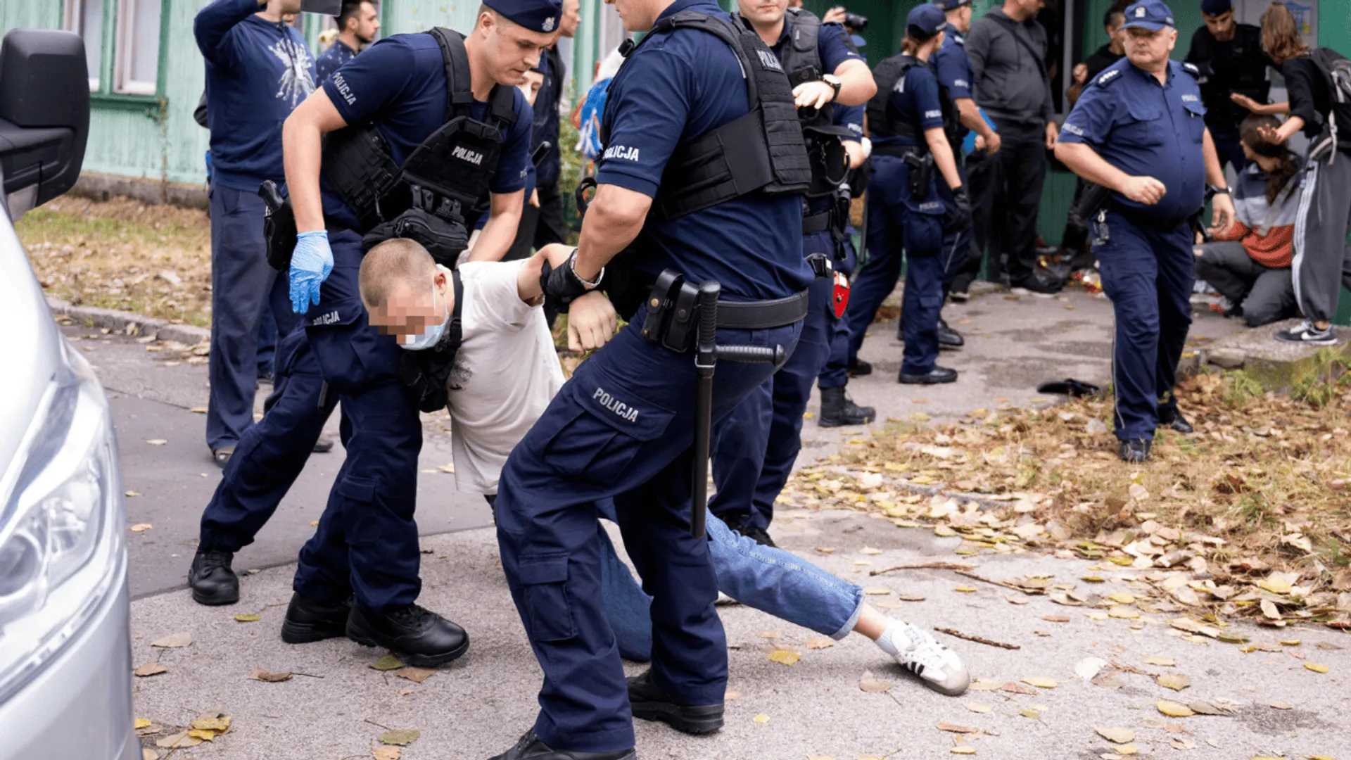 Policja ruszyła w pościg za uzbrojonym mężczyzną