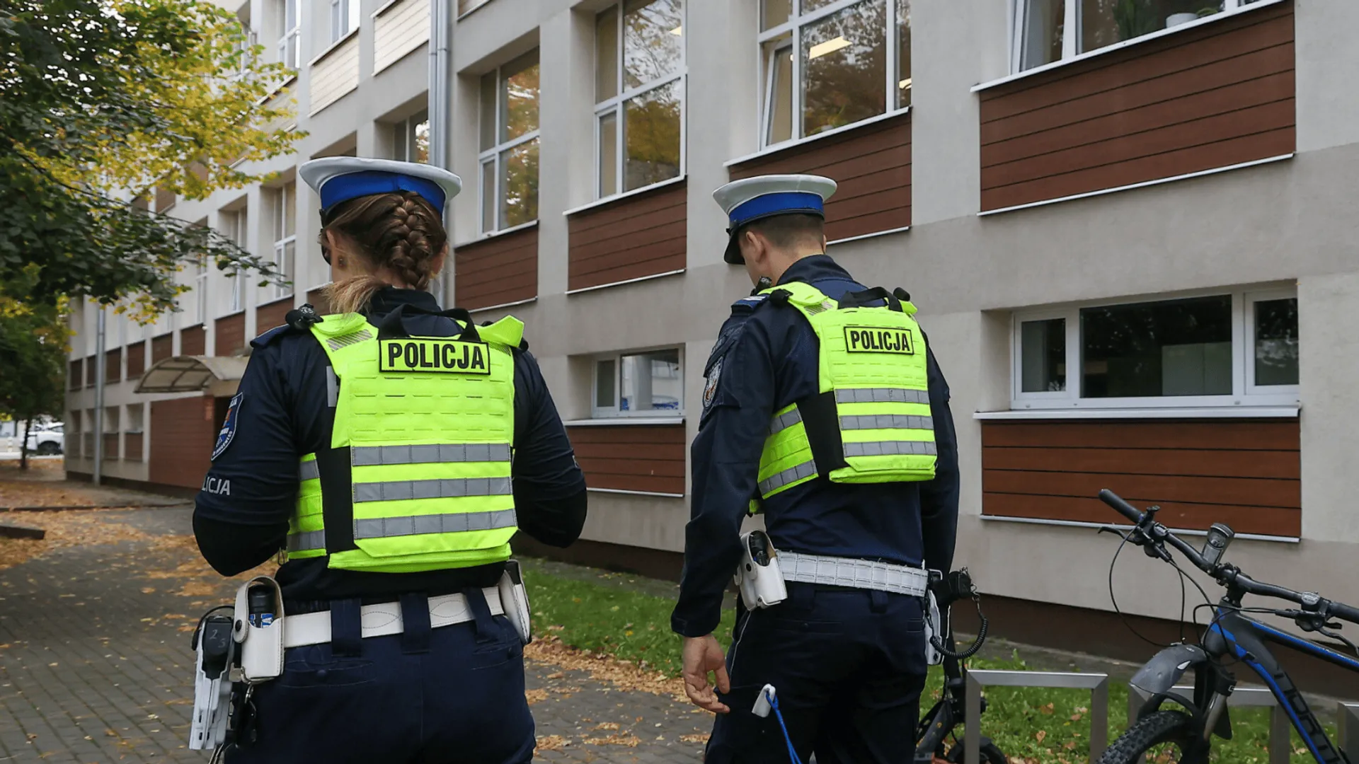 Policja patroluje przed szkołami