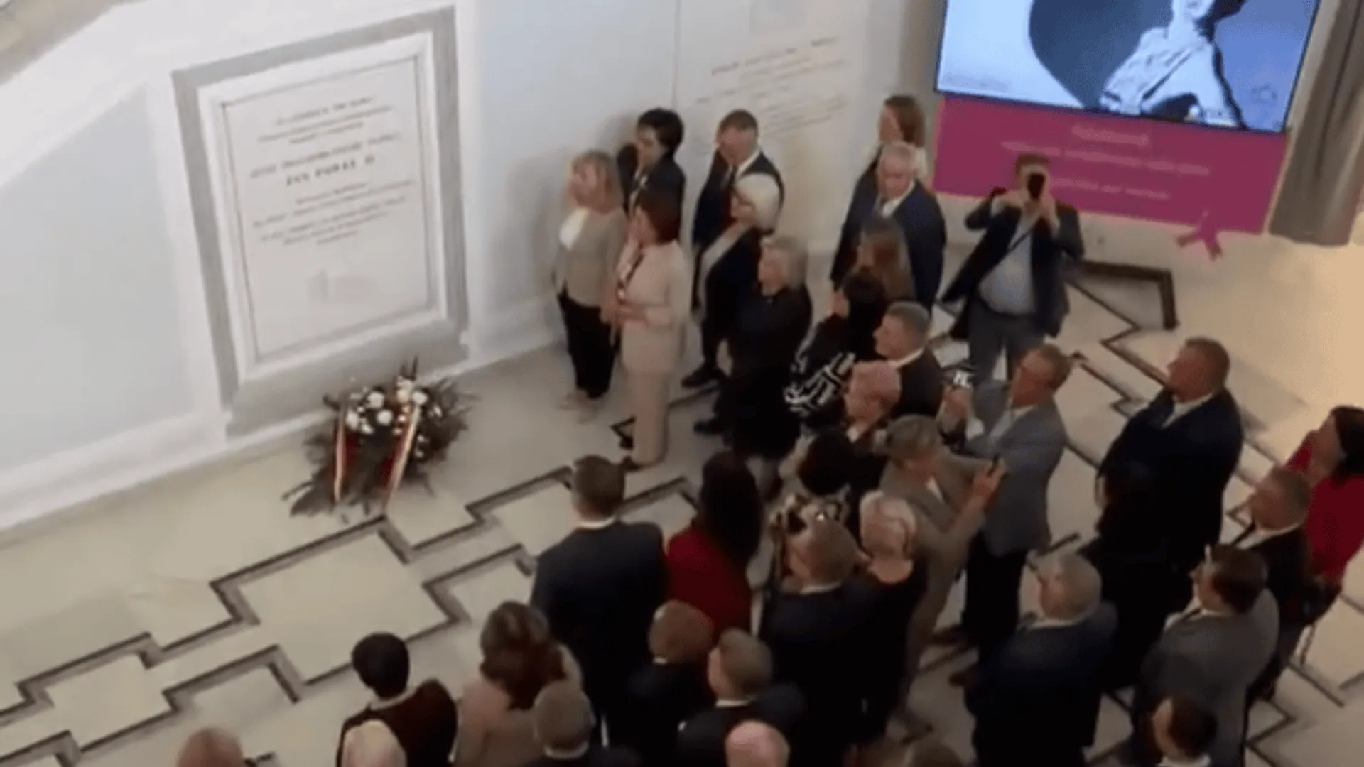 Posłowie w Sejmie śpiewają "Barkę"