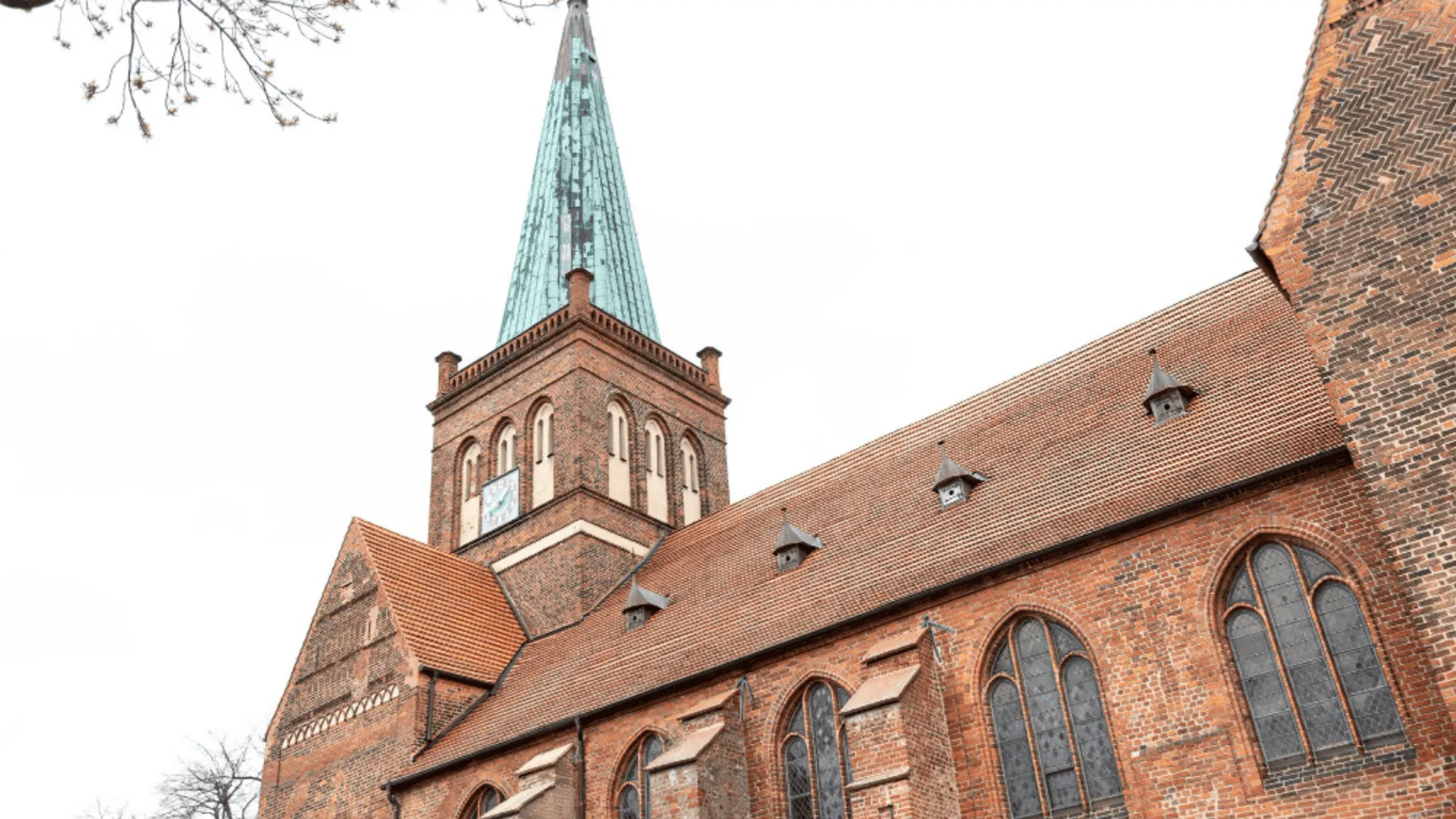 Pożar kościoła w świąteczny poranek w Lublinie. Walka strażaków z ogniem obejmującym drewniany dach