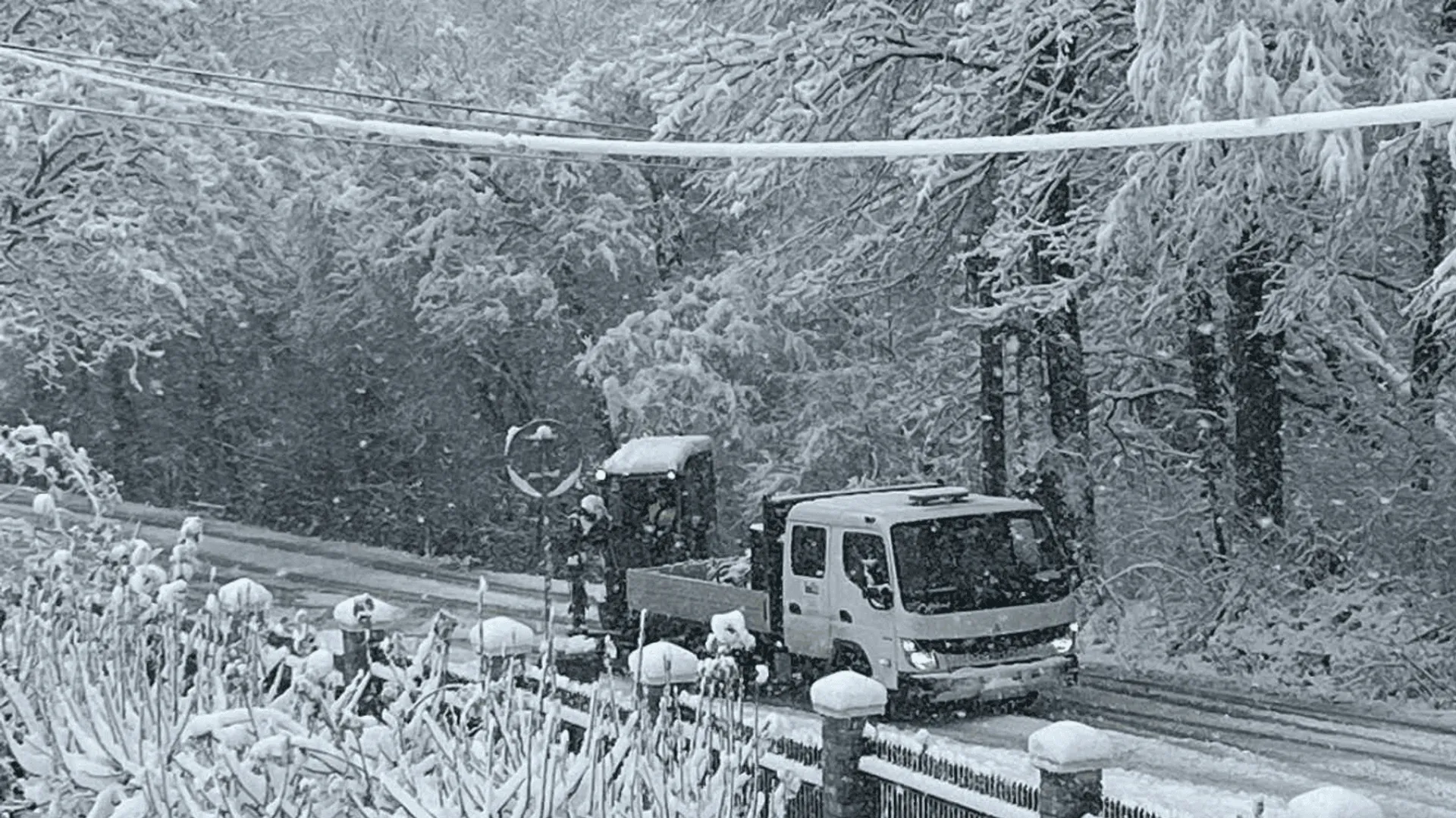 Koparka i samochód ciężarowy