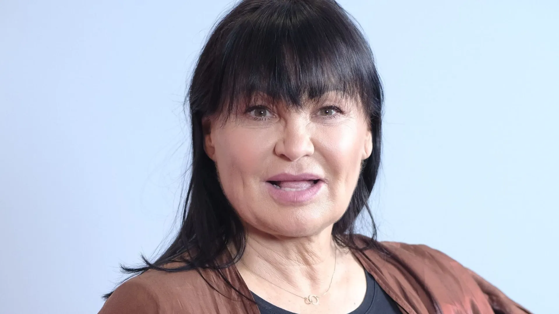 Iwona Pavlović w brązowej narzutce
