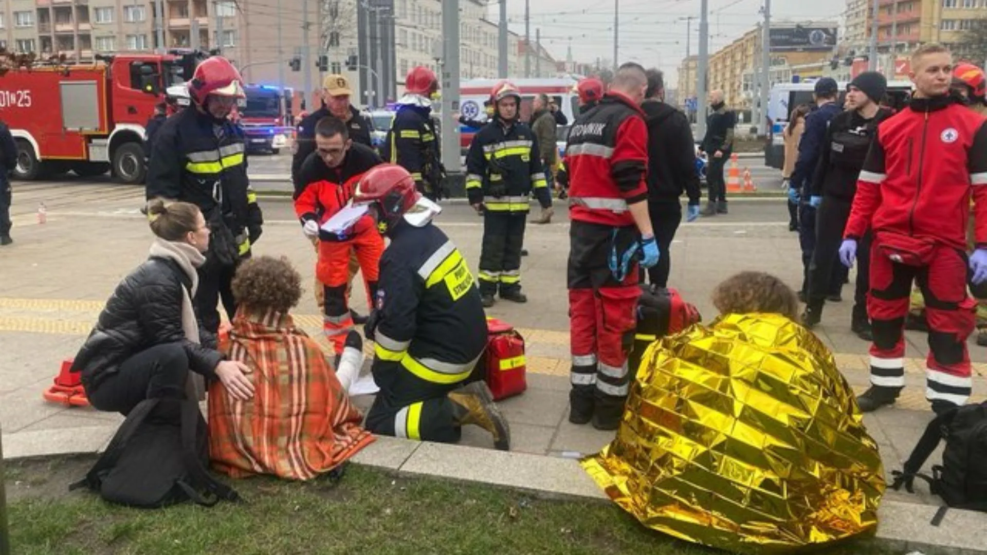 strażacy ratownicy straż pożarna ulica