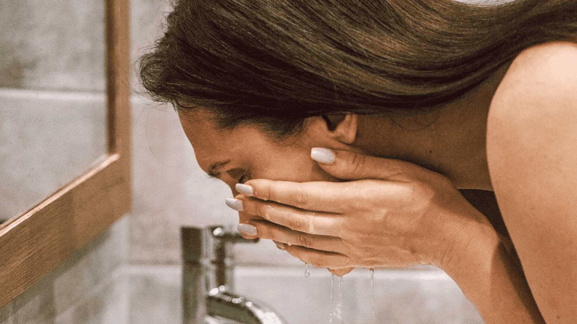 Kobieta myje twarz