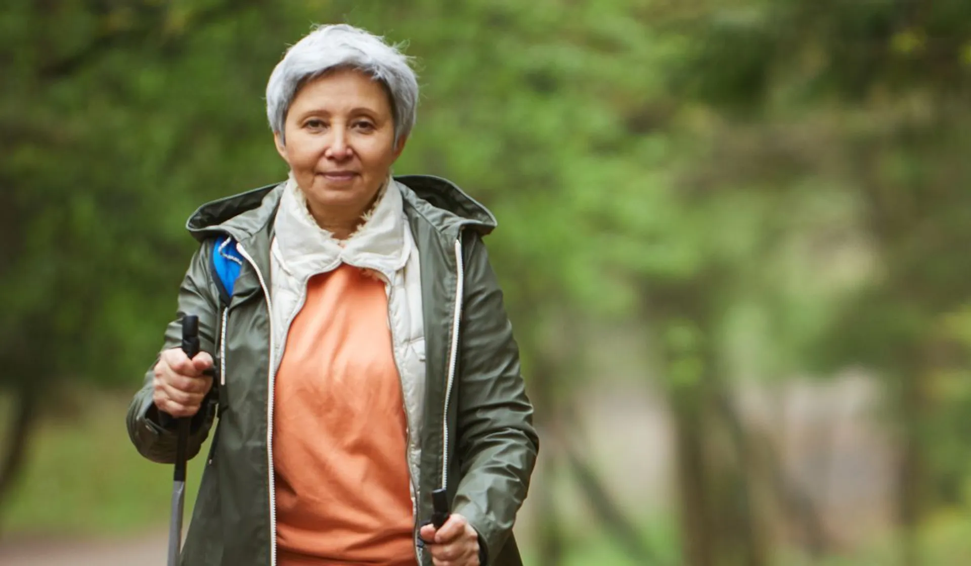Kobieta uprawia nordic walking