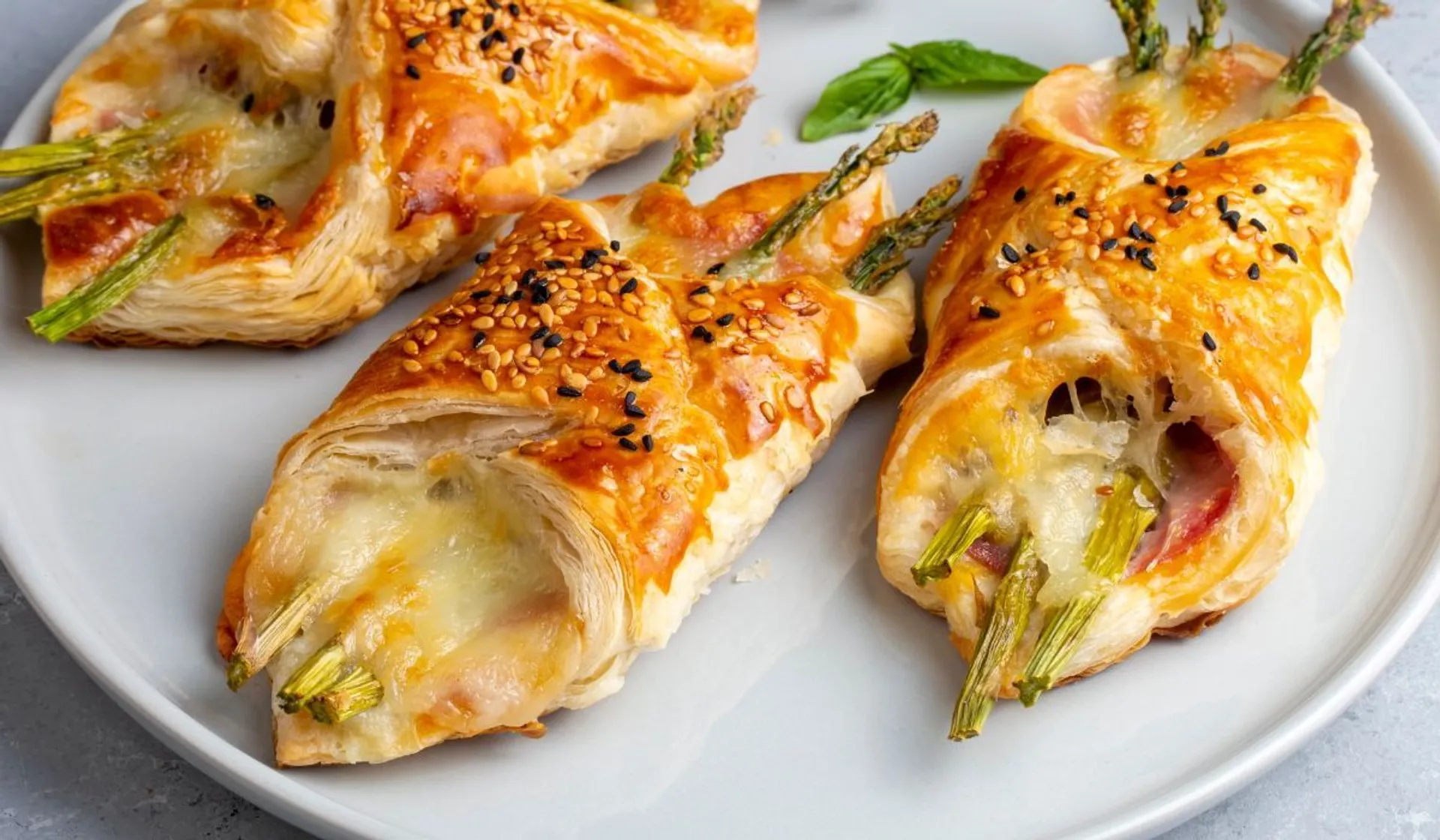 szparagi w cieście francuskim