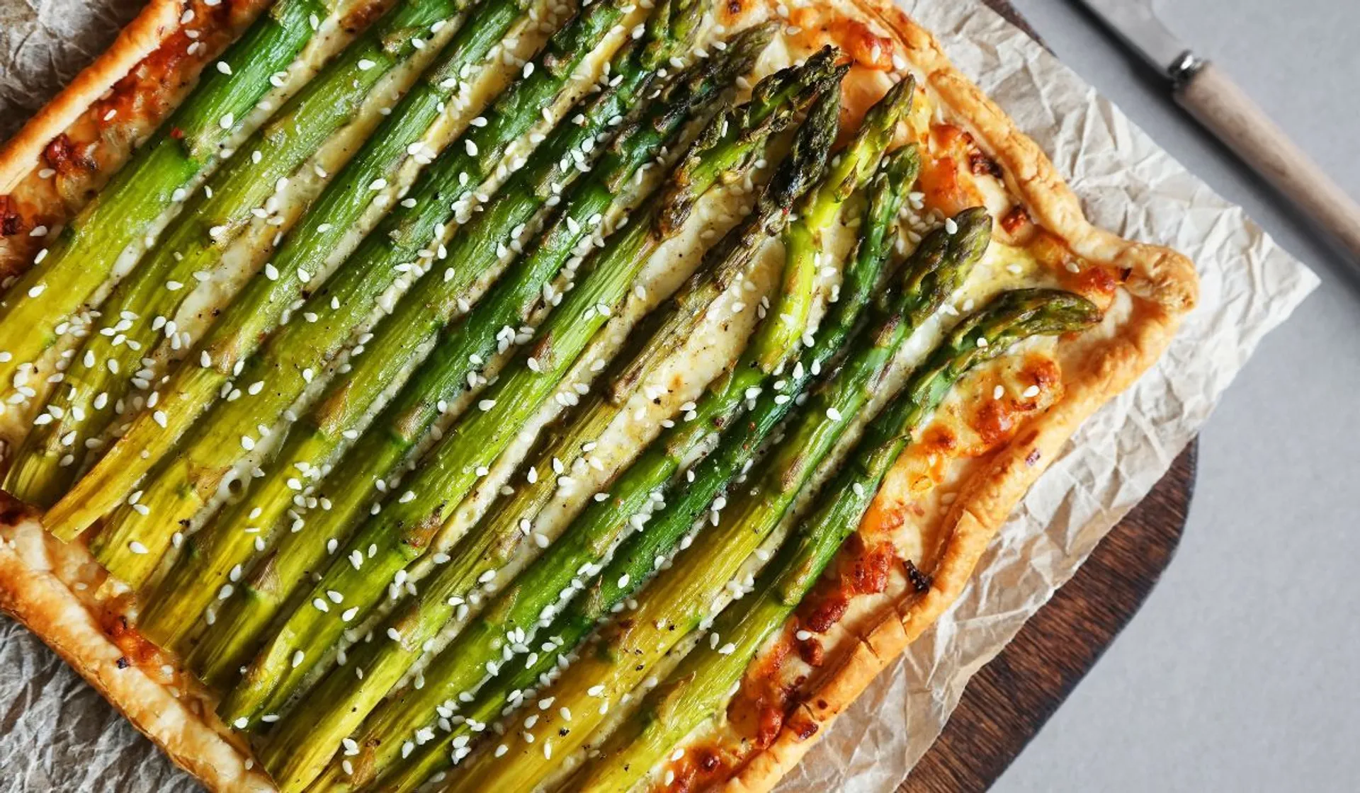 kolacja z ciasta francuskiego i szparagów