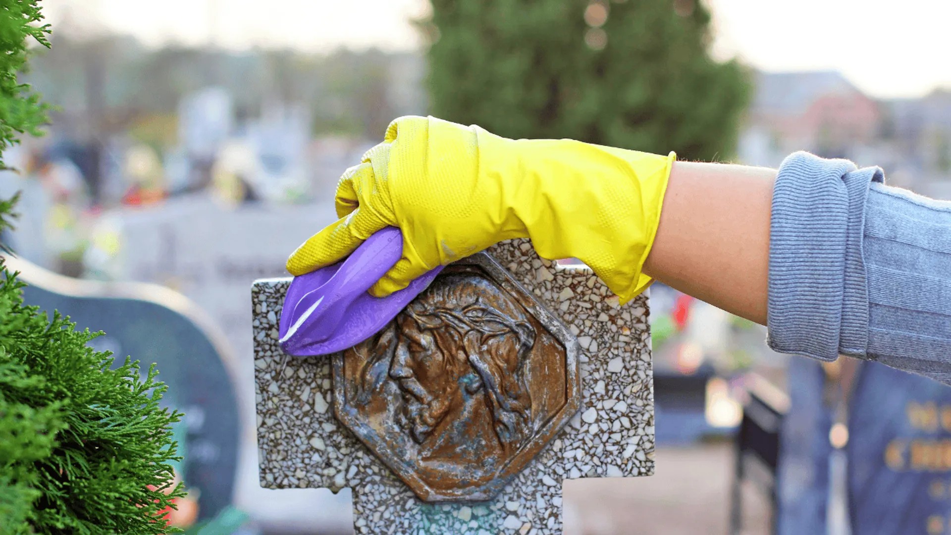 Soda oczyszczona i woda utleniona – skuteczny duet na trudne zabrudzenia, także na nagrobkach