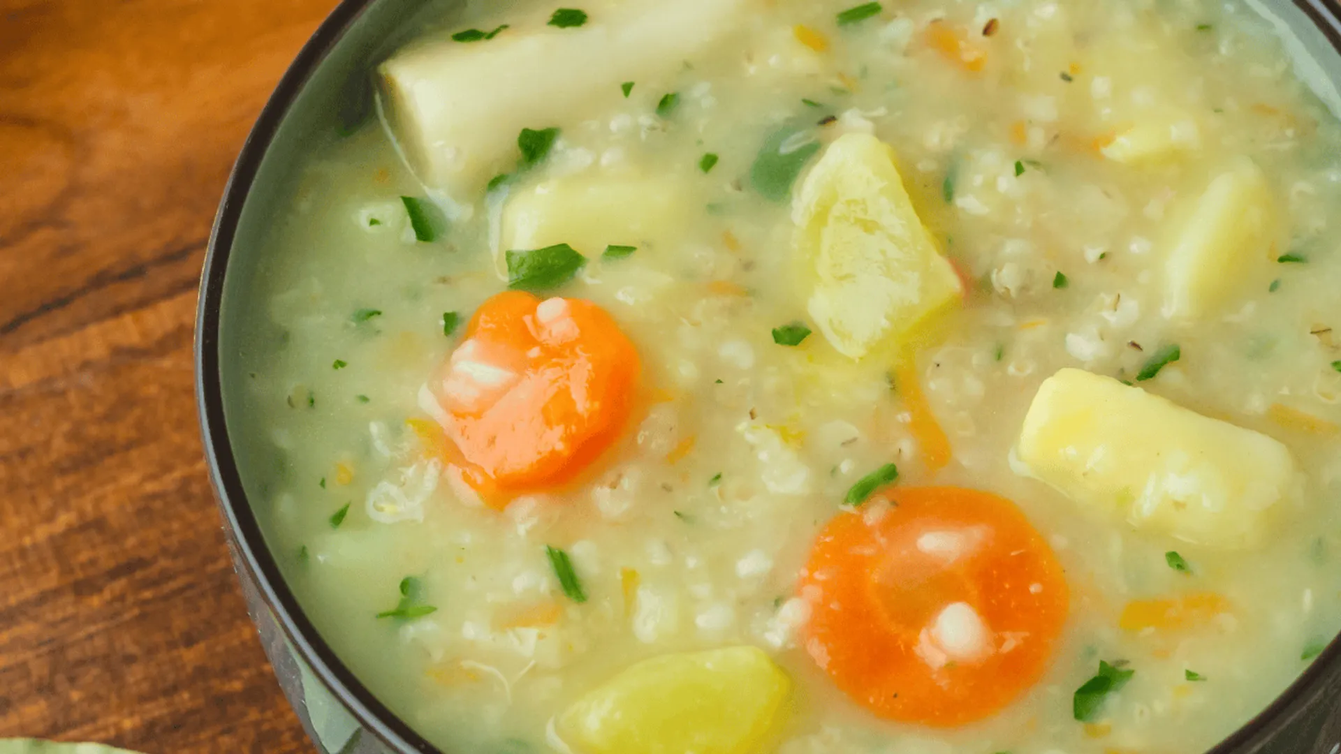 W PRL-u nikt nie chciał jeść. Dziś z przytupem wraca na stoły