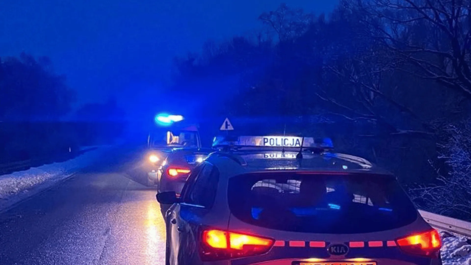 Auto stojące na światłach awaryjnych