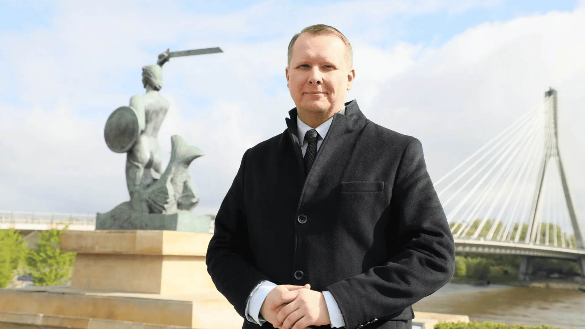 Kampania wyborcza do Parlamentu Europejskiego. Przedstawienie liderow listy warszawskiej z Konfederacji w wyborach do PE, przed pomnikiem Syrenki Warszawskiej