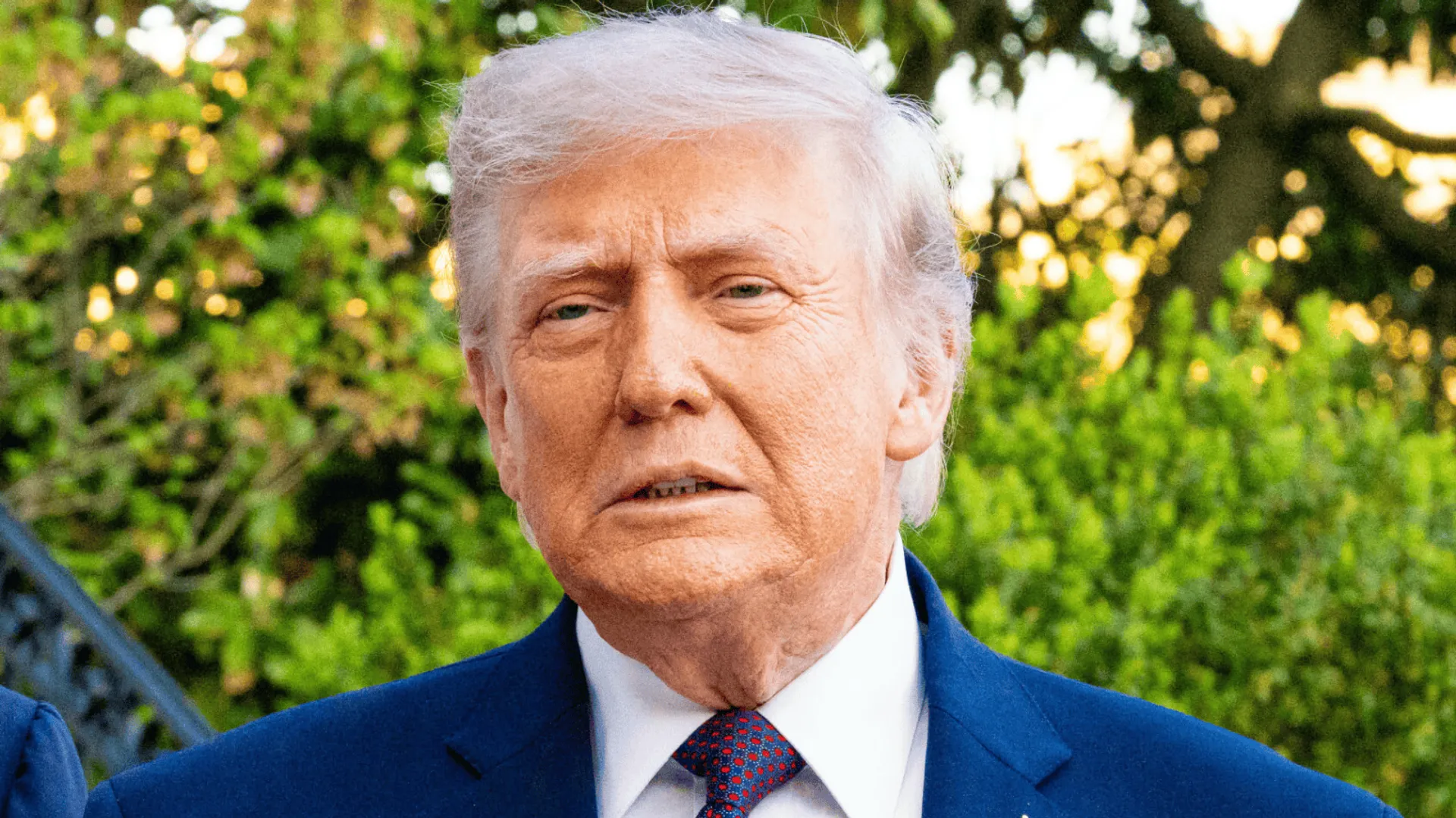 Zaniepokojony Doland Trump 