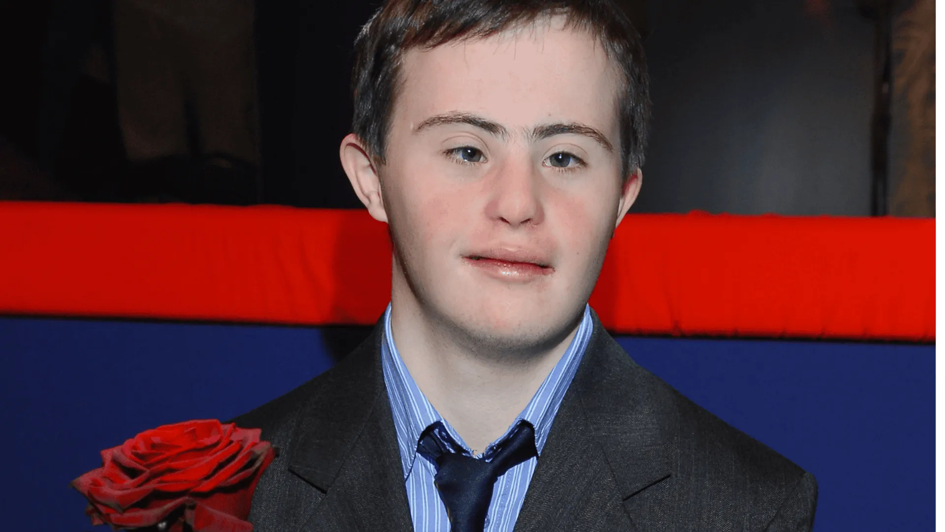 Piotr Swend w garniturze