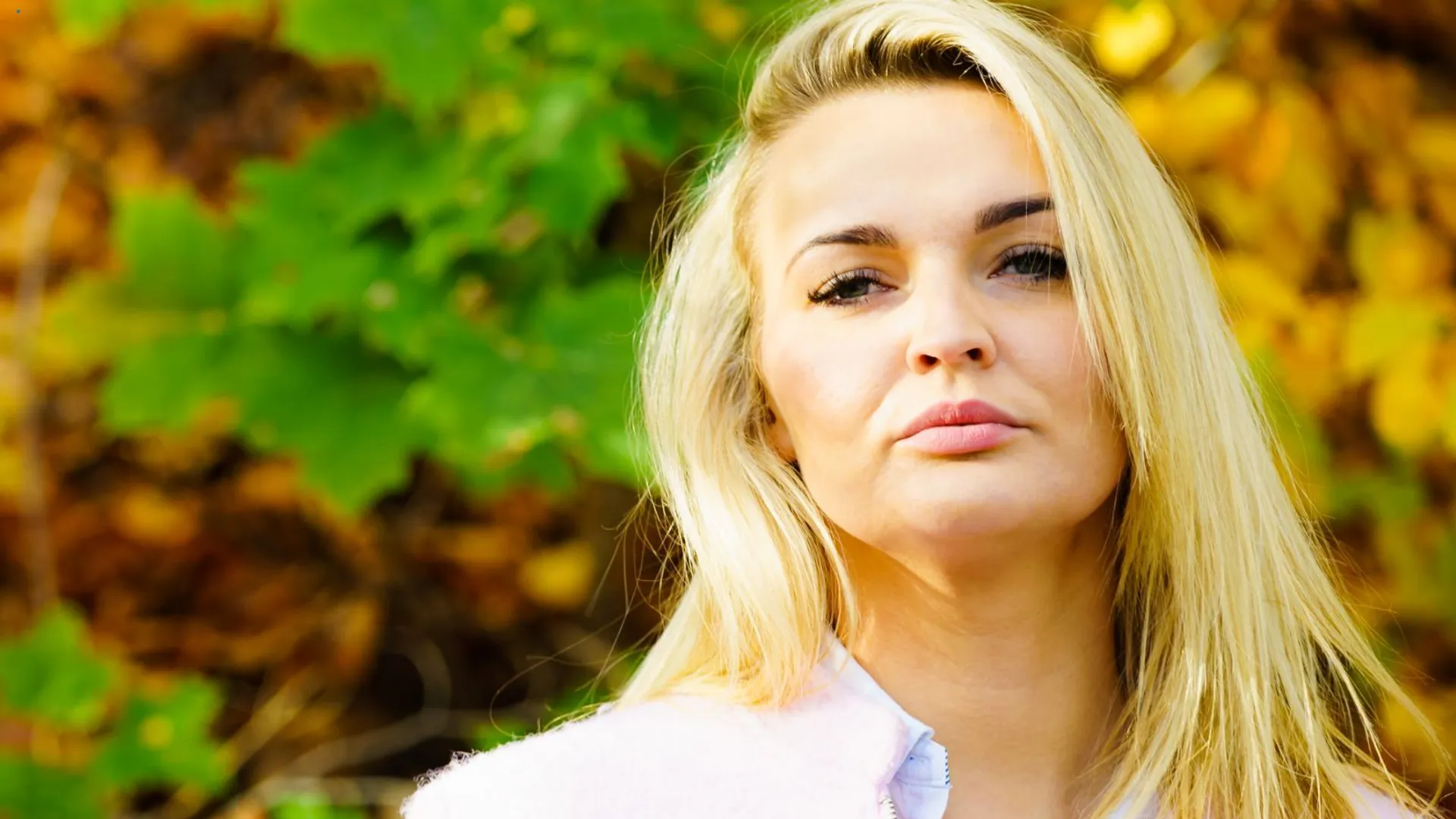 Smutna kobieta jesienią