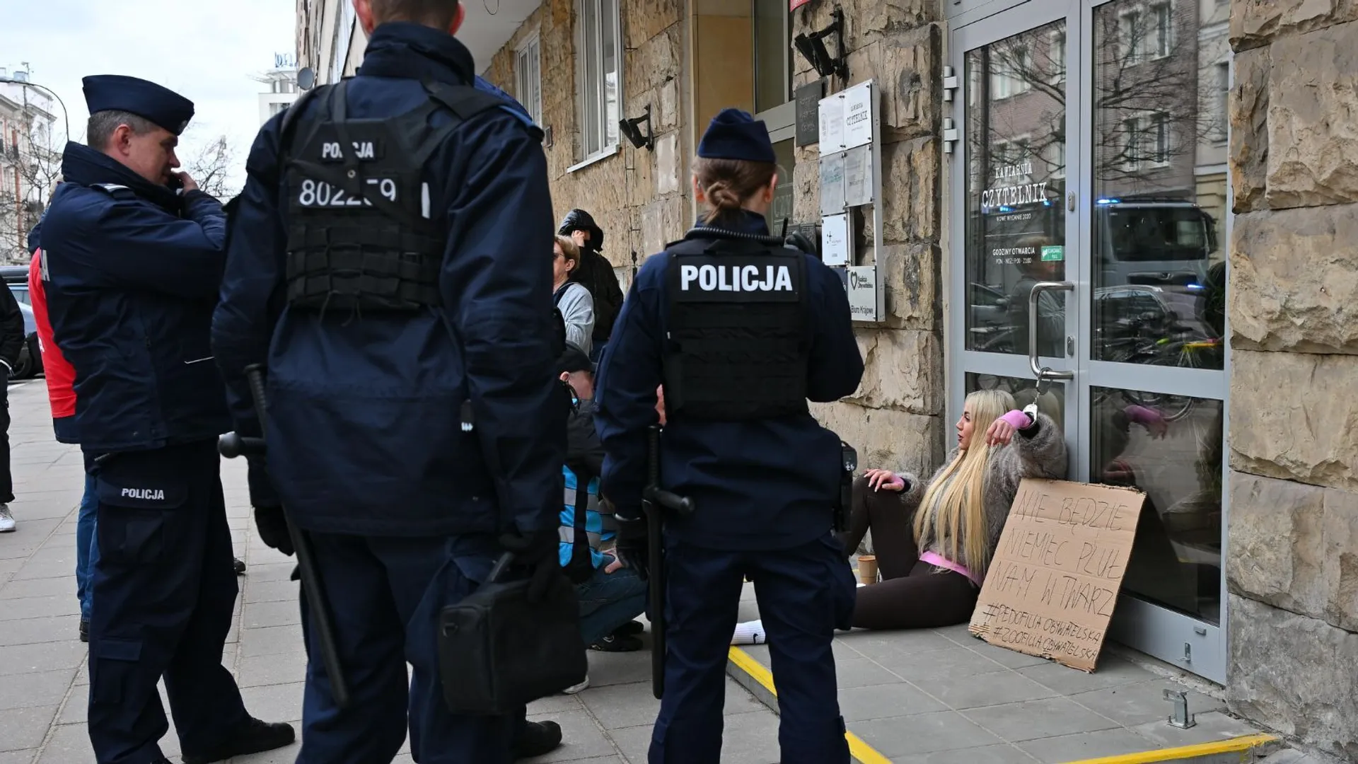 Marianna Schreiber otoczona policją. Niebywałe, co wyprawia pod Sejmem