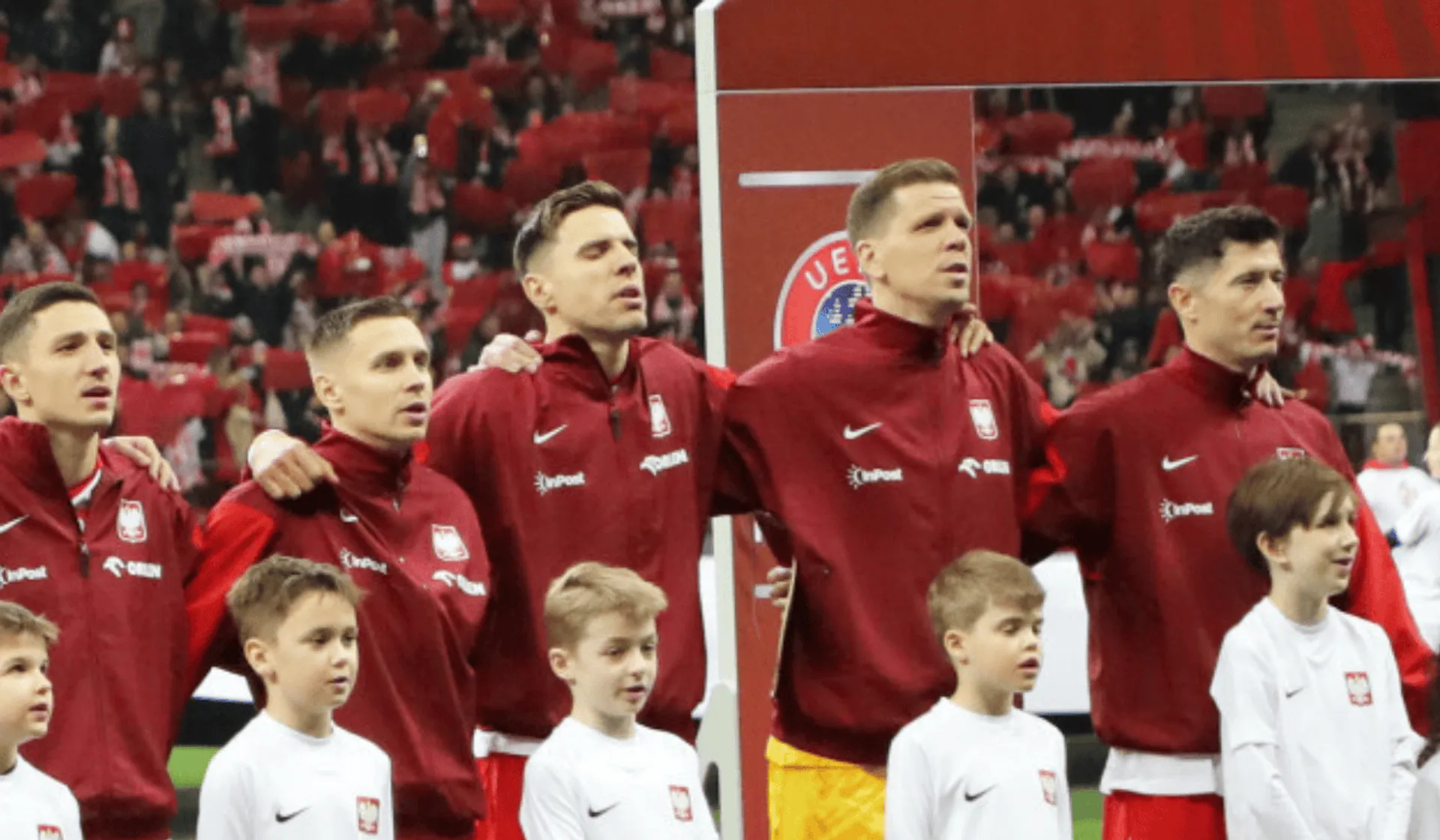 Od lewej: Bartosz Slisz, Przemysław Frankowski, Jan Bednarek, Wojciech Szczęsny, Robert Lewandowski i dzieci