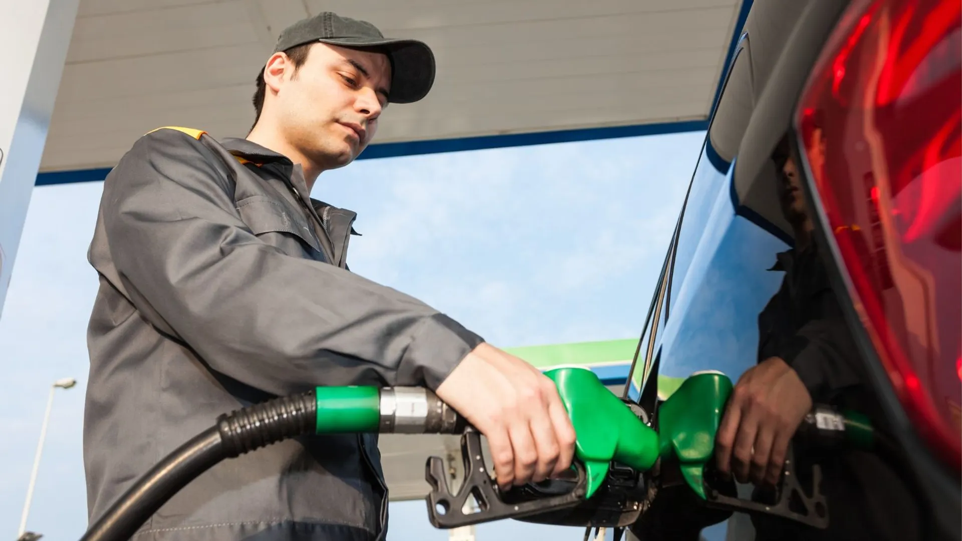 Pracownik stacji paliw