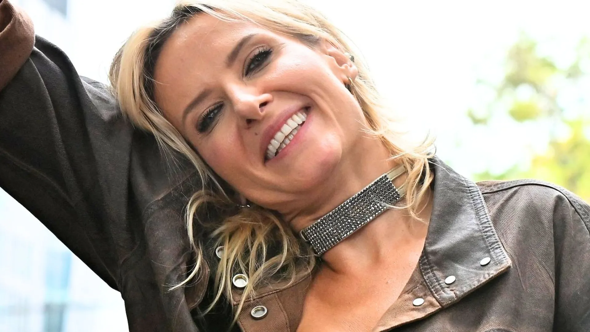 Uśmiechnięta Patrycja Markowska z błyszczącym chokerem
