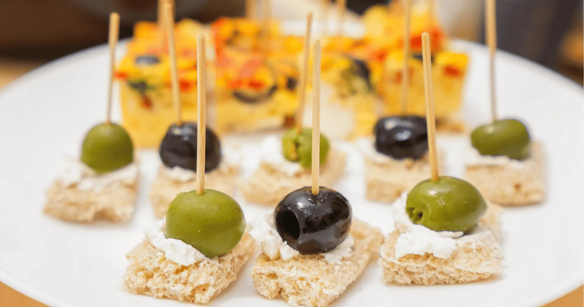 Koreczki na sylwestra - proste pomysły, które zawsze się sprawdzają