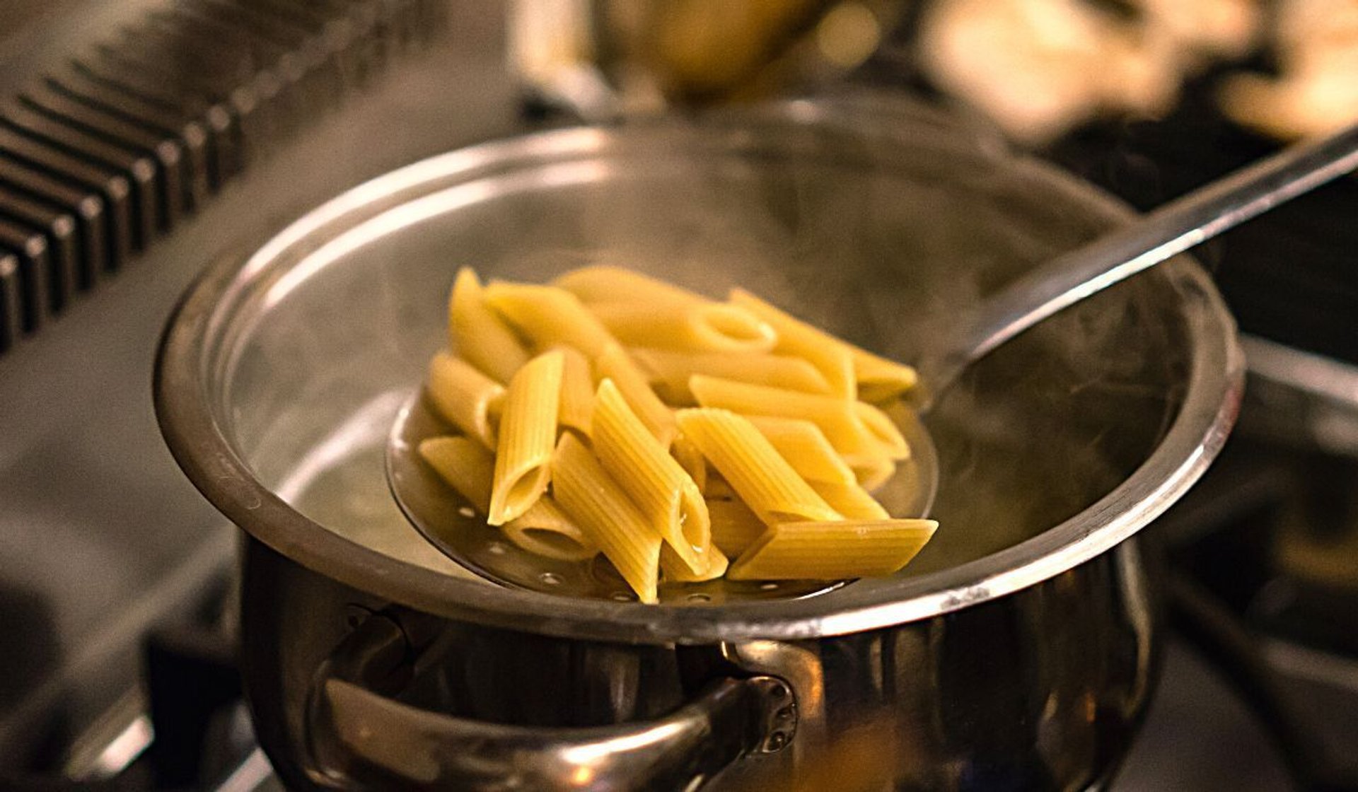 Masz makaron? Zrób z niego szybki i tani obiad, wystarczą 3 składniki
