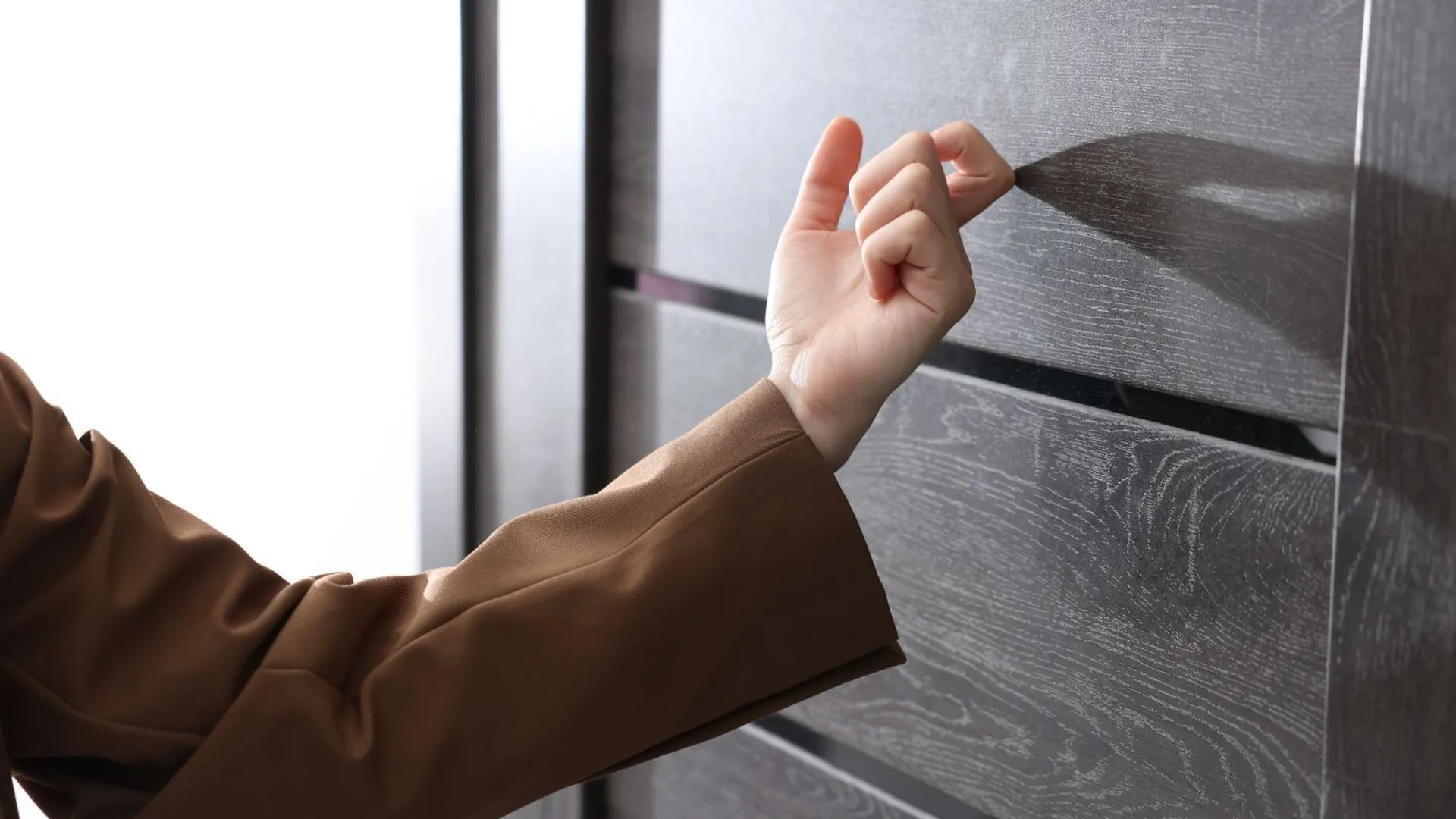 Pukanie do drzwi kontrole